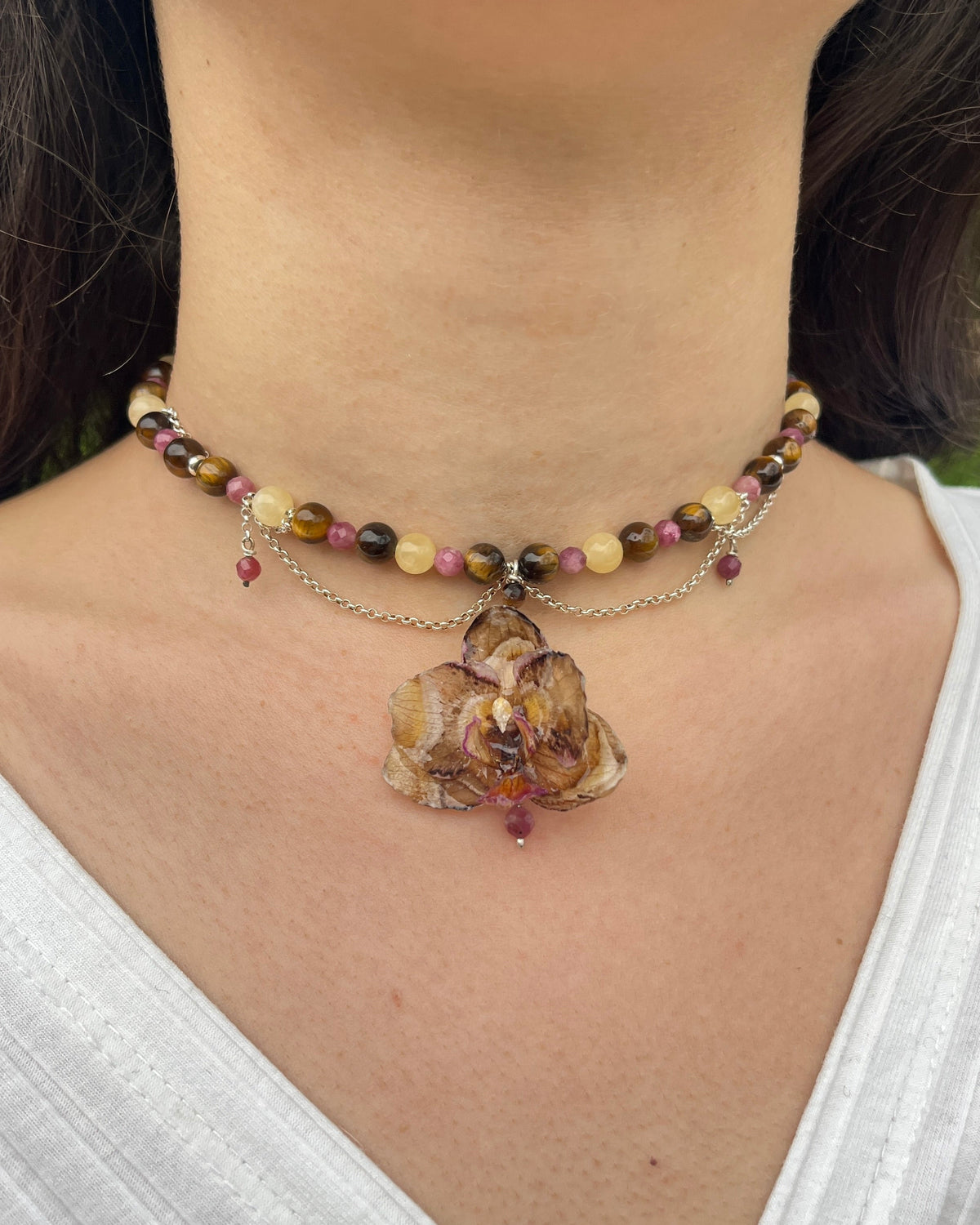Collier mit Orchidee, pinkem Turmalin, Tigerauge und gelbem Calcit