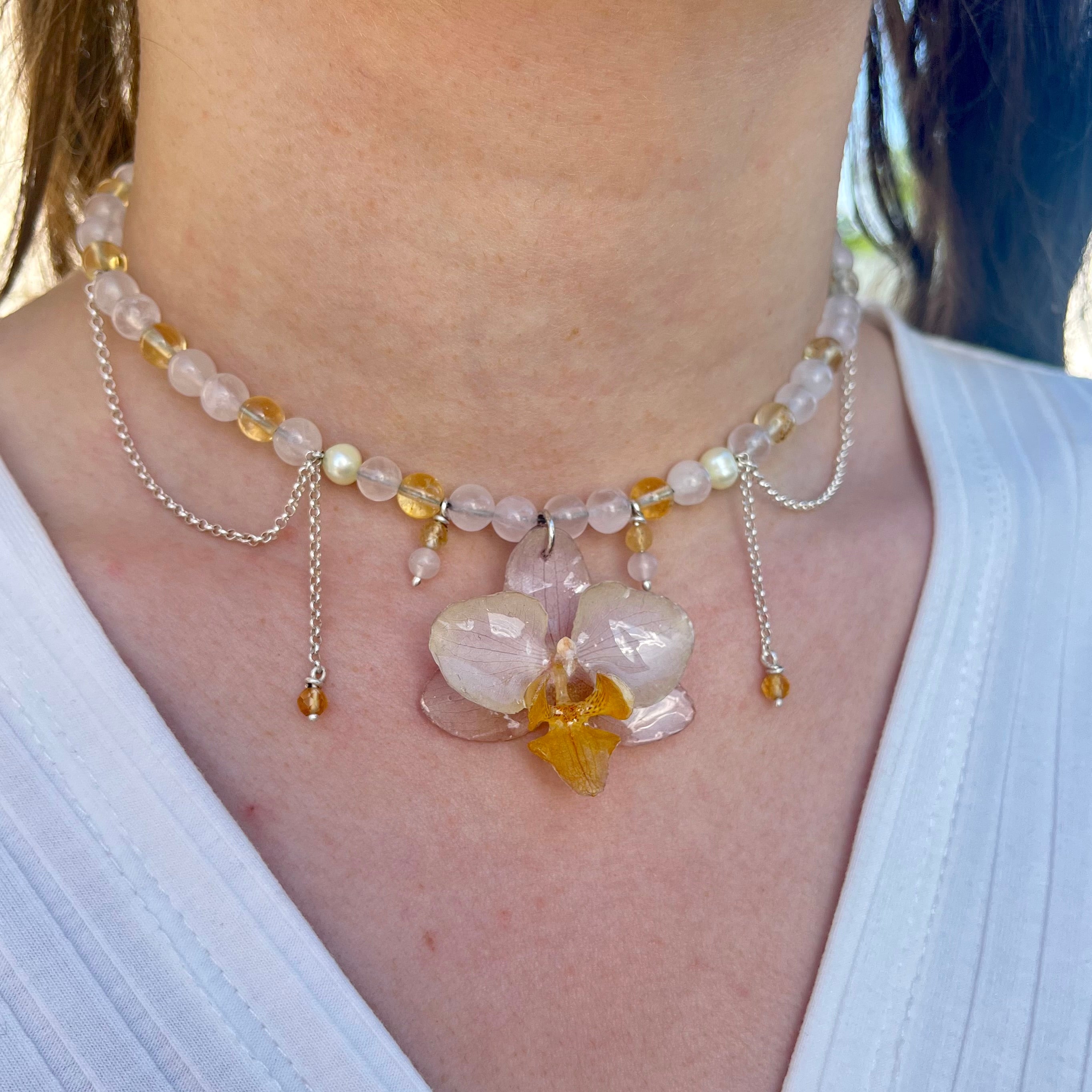 Collier mit Orchidee, Rosenquarz, Citrin, Süßwasserperle