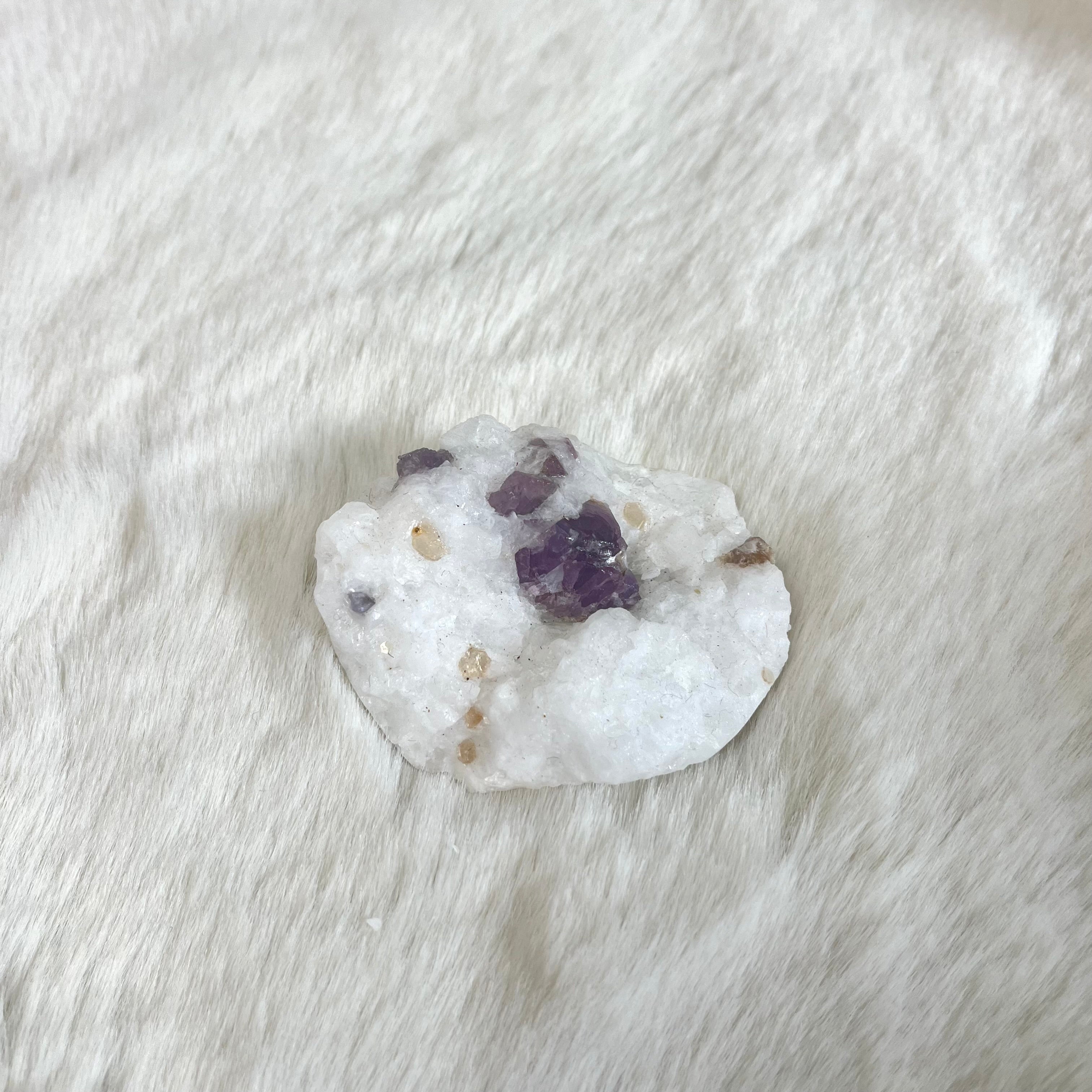 Lila Spinel auf Quarz 163