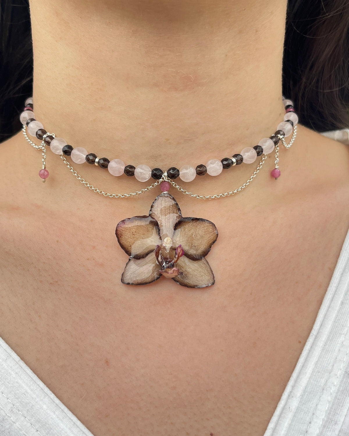 Collier mit Orchidee, rosenquarz, rauchquarz, pinker turmalin
