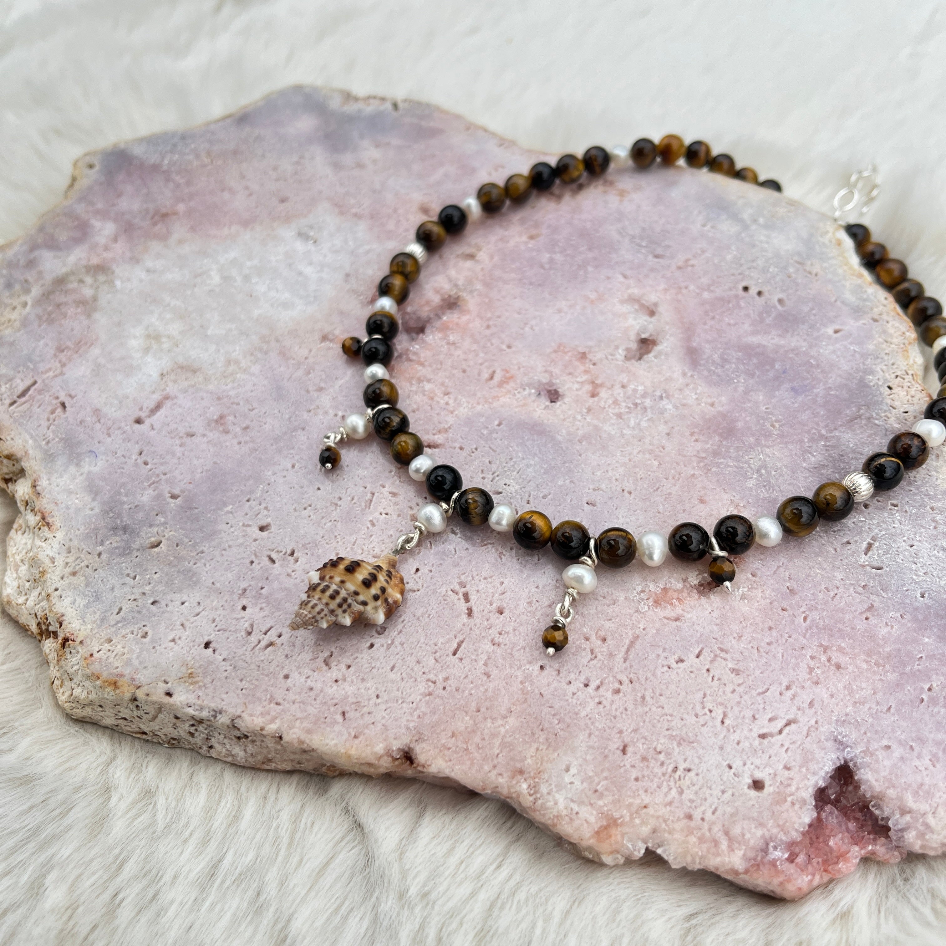 Collier mit Muschel, Tigerauge, süßwasserperlen