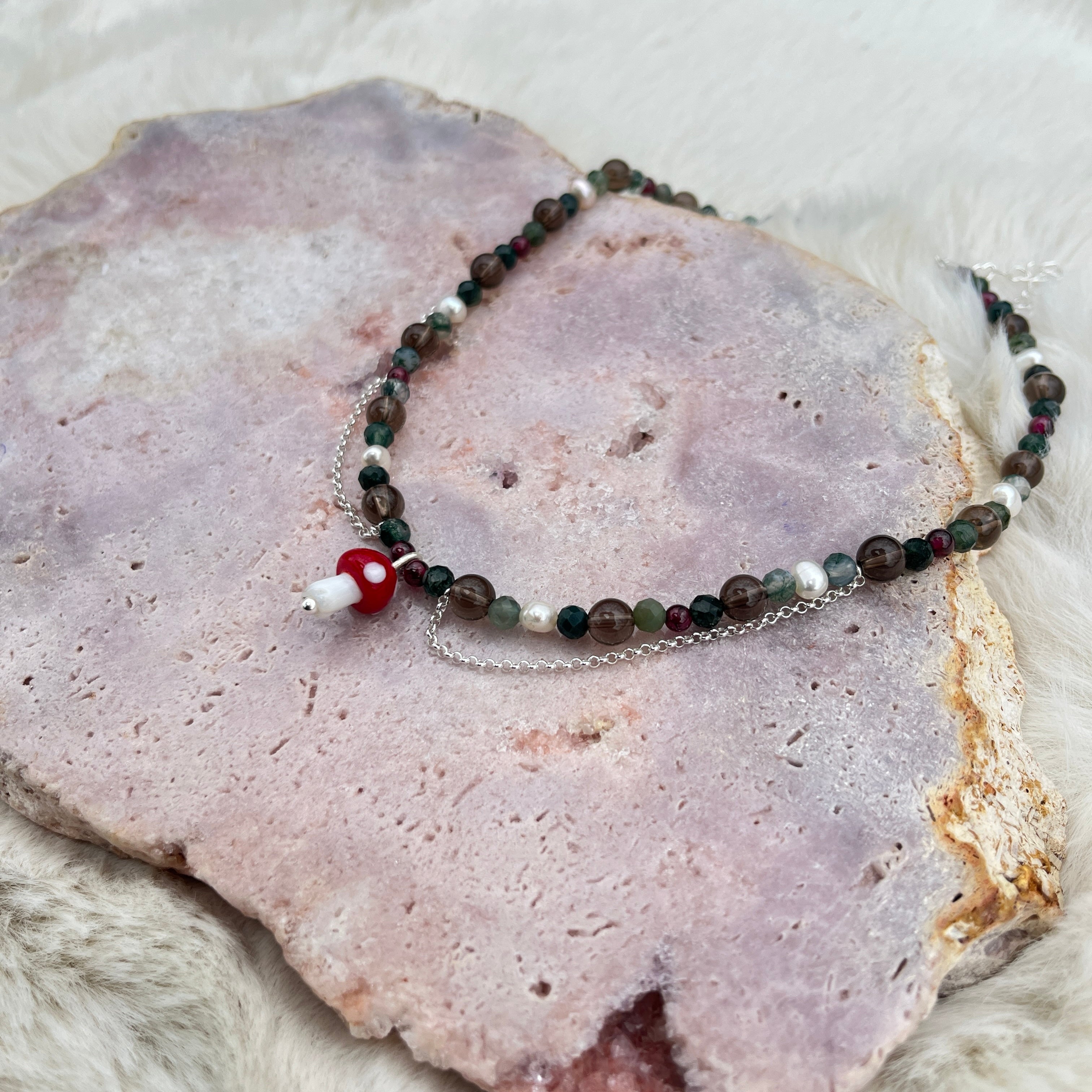 Collier mit Glas Pilz, Granat, Rauchquarz, süßwasserperlen, moosachat