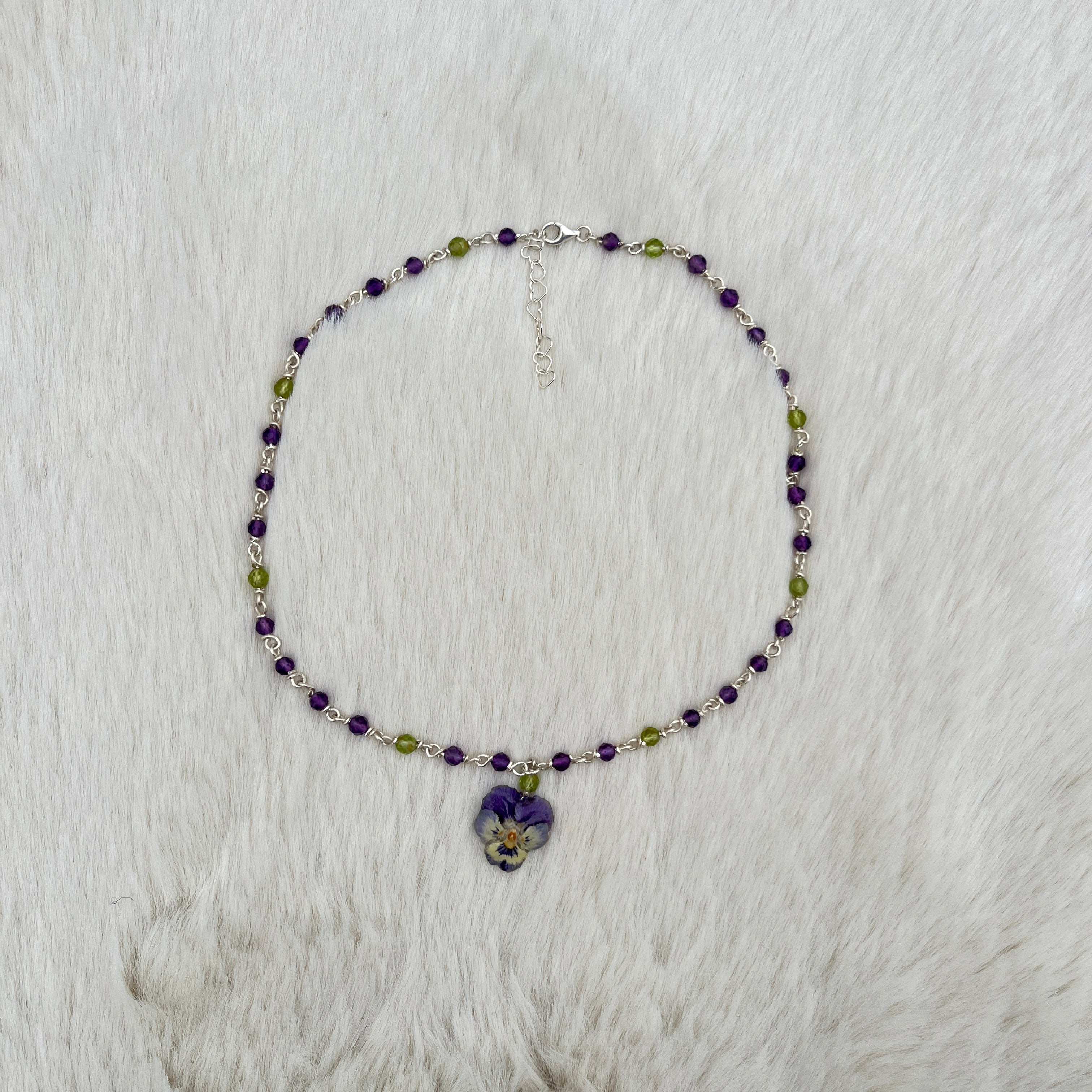 Collier mit Stiefmütterchen, Amethyst, Peridot
