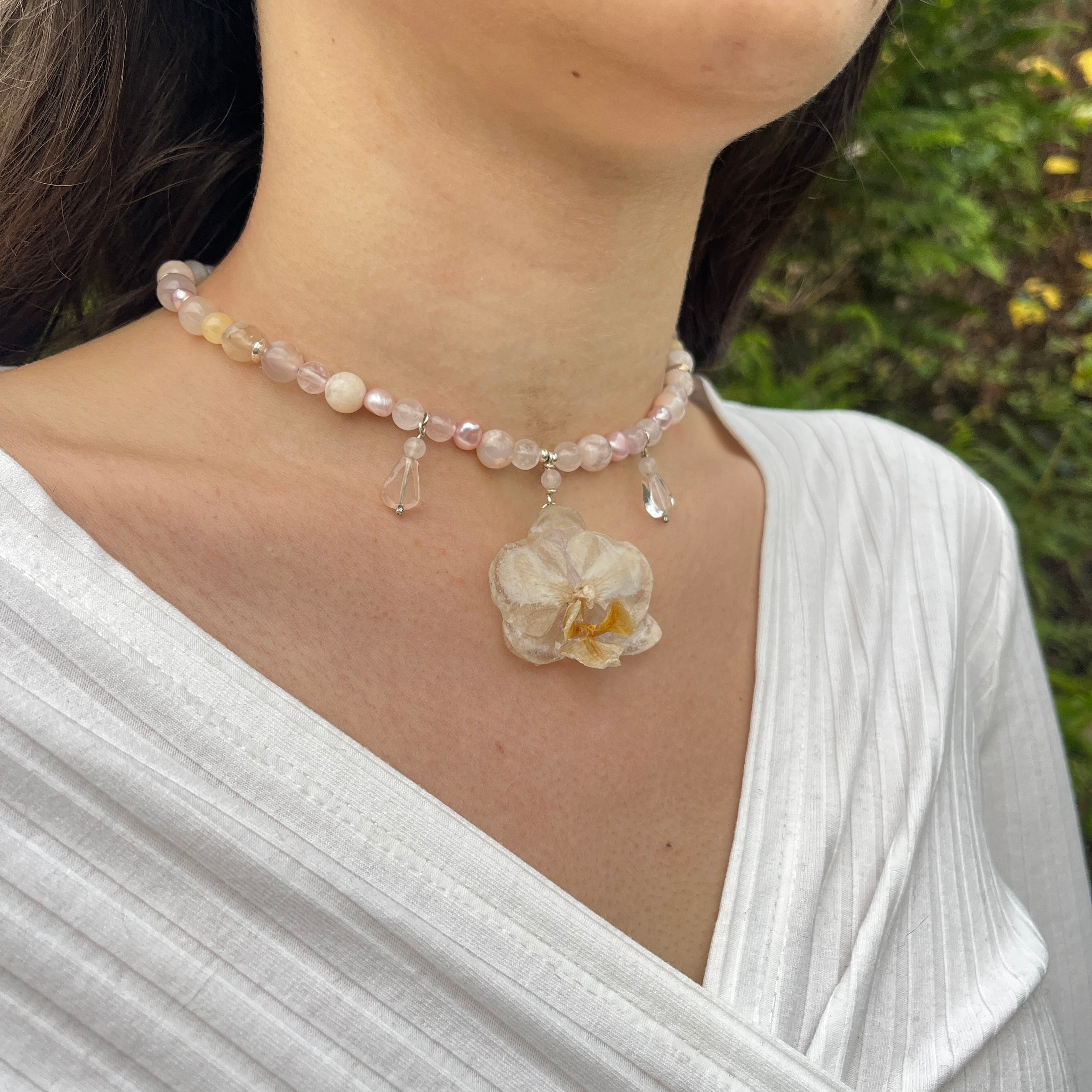 Collier mit Orchidee, rosenquarz, Blumenachat, calcit, süßwasserperlen, bergkristall