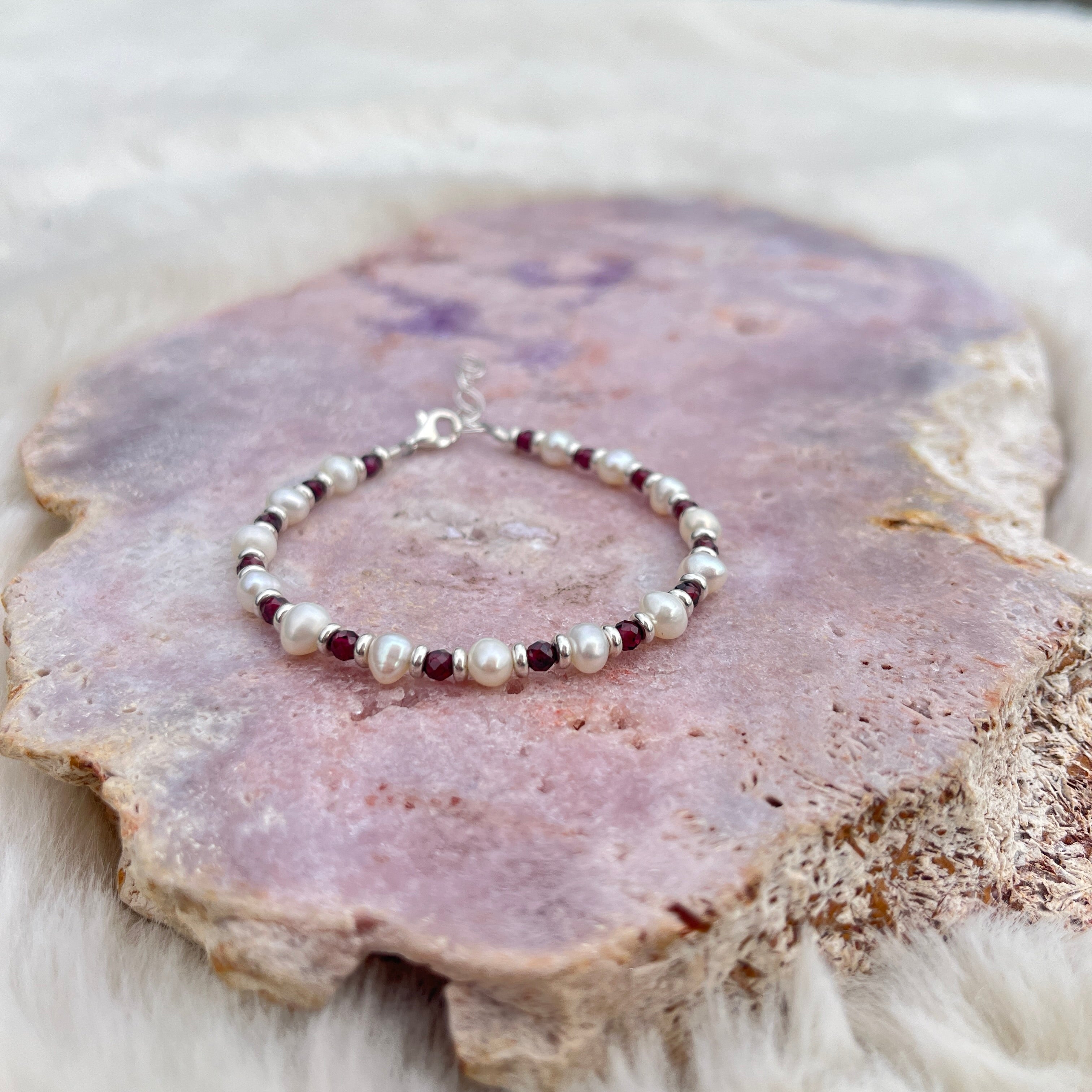 Perlen Armband mit rotem Granat