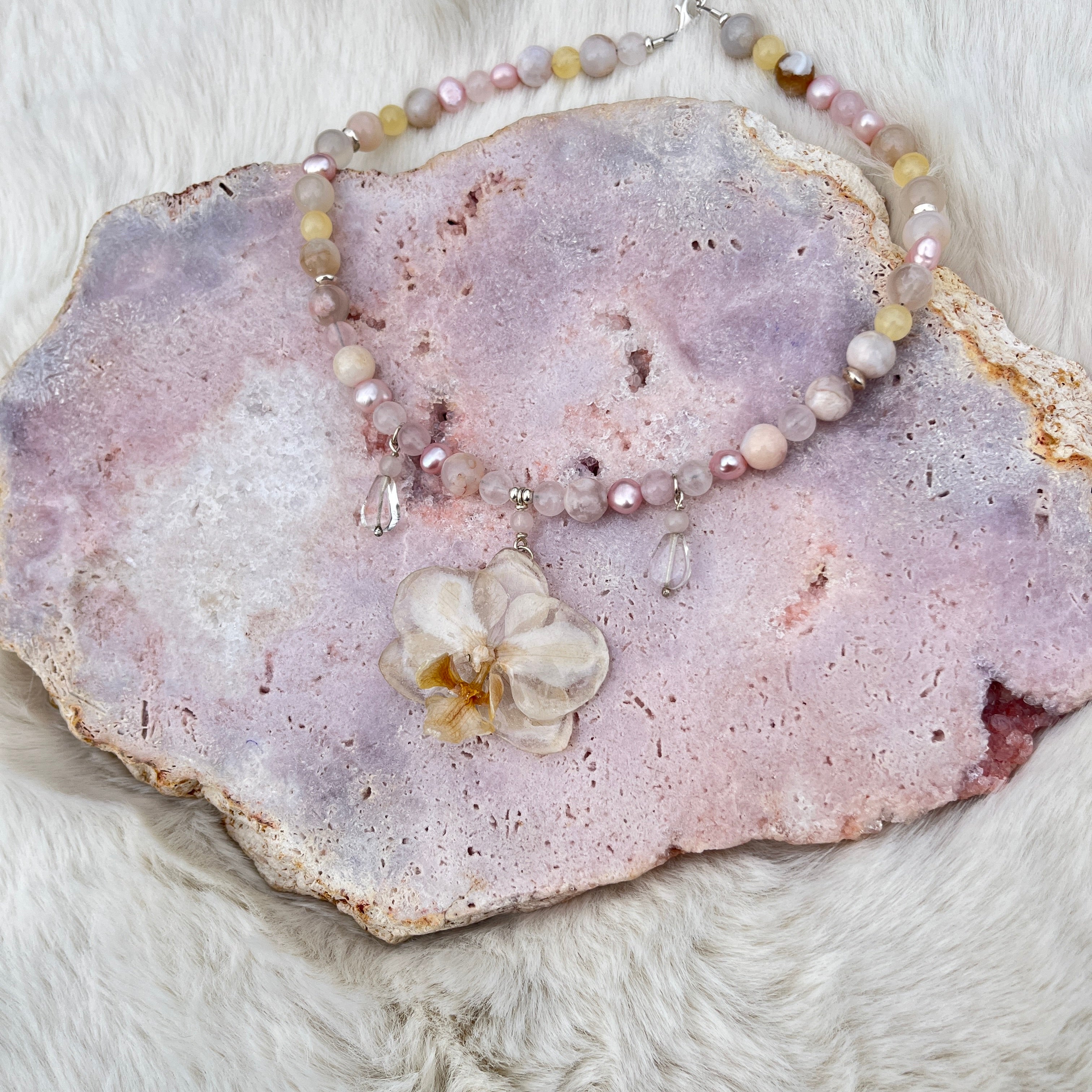 Collier mit Orchidee, rosenquarz, Blumenachat, calcit, süßwasserperlen, bergkristall