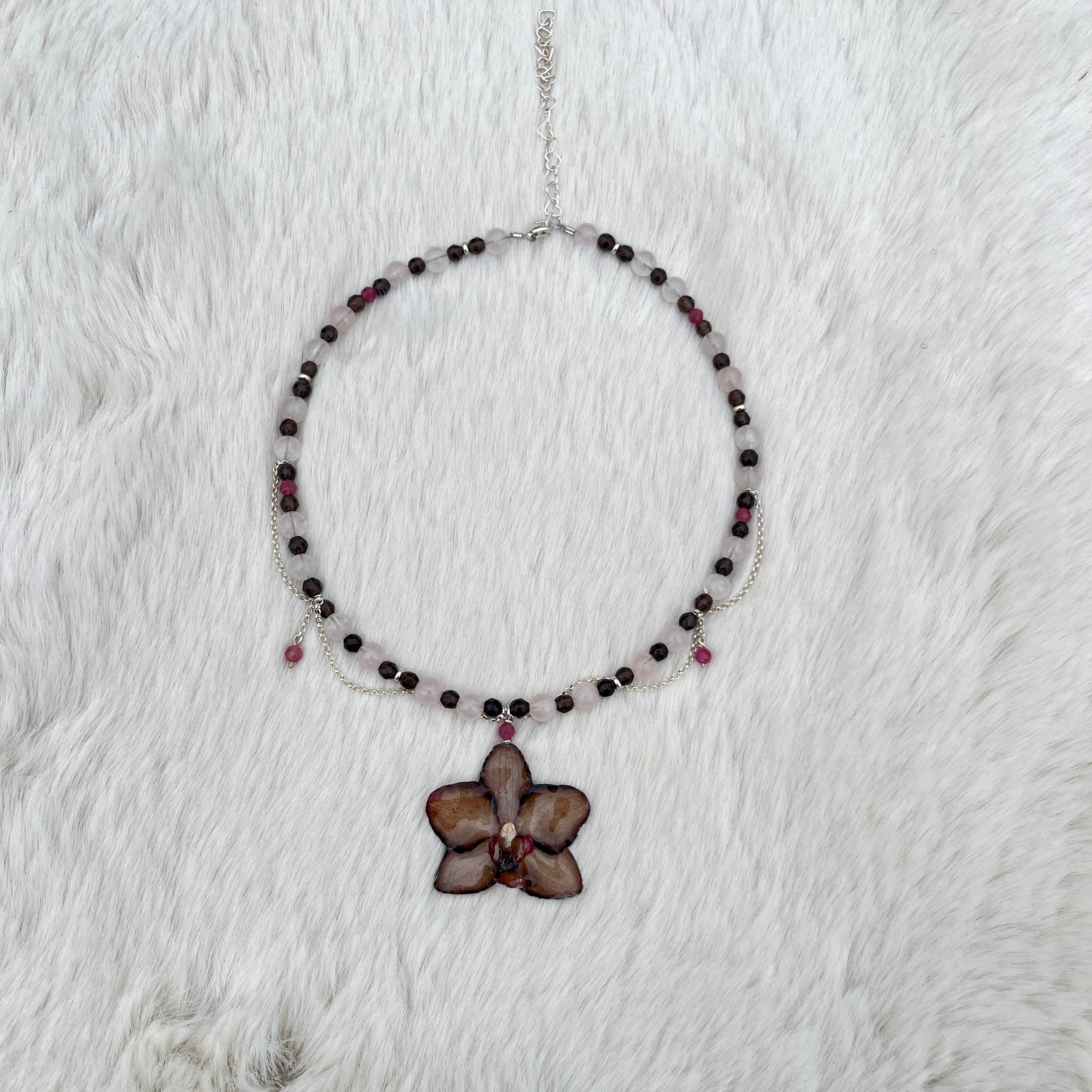 Collier mit Orchidee, rosenquarz, rauchquarz, pinker turmalin