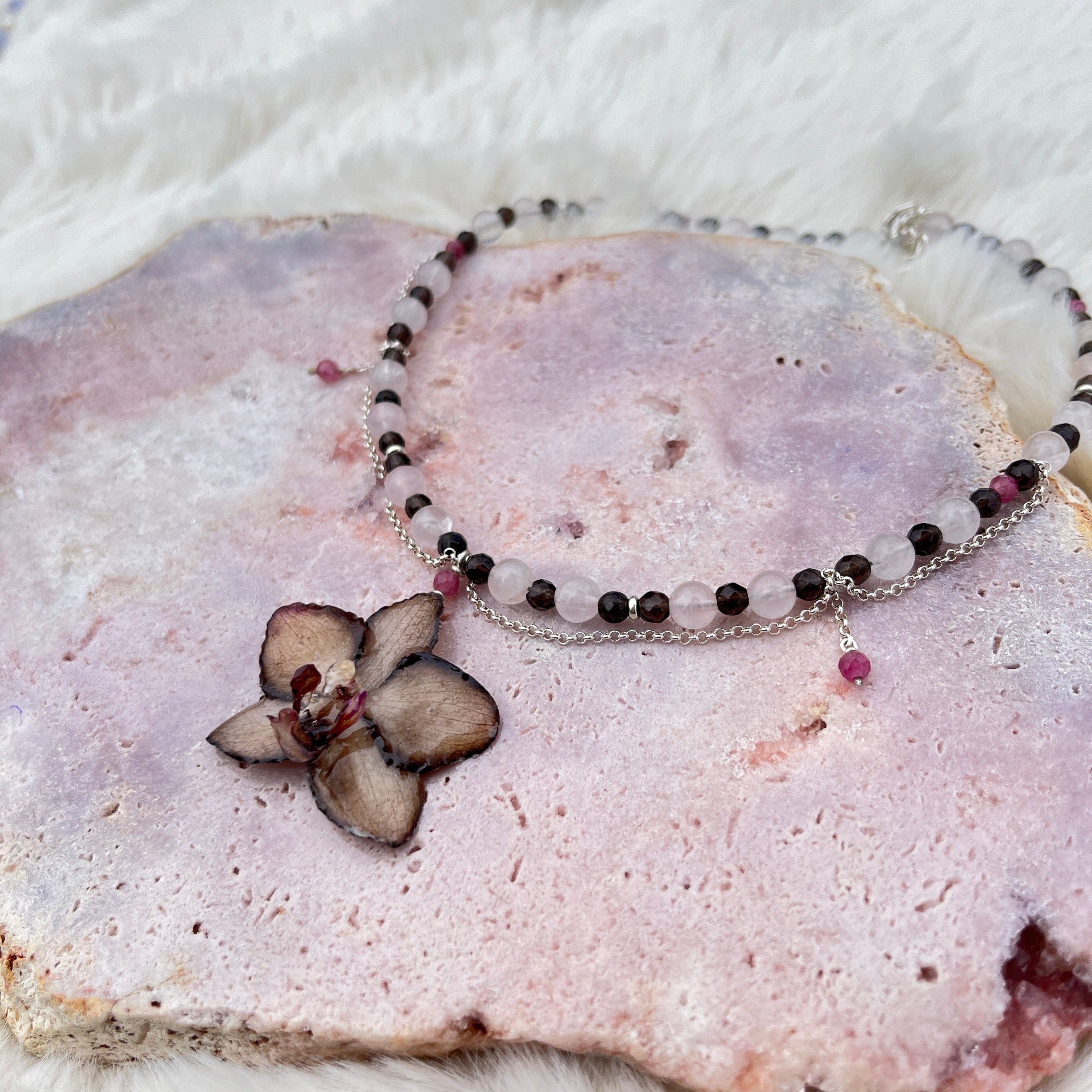 Collier mit Orchidee, rosenquarz, rauchquarz, pinker turmalin