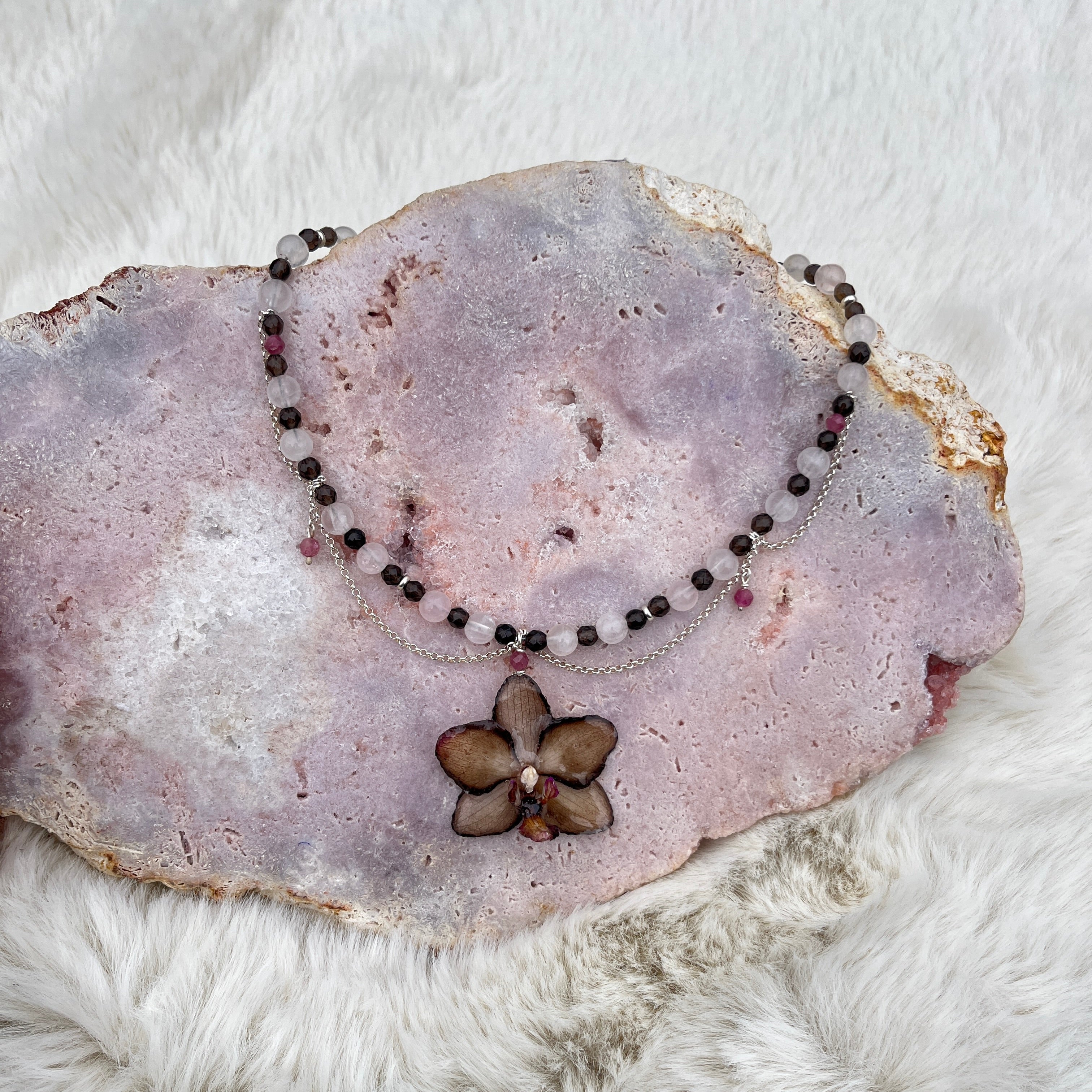 Collier mit Orchidee, rosenquarz, rauchquarz, pinker turmalin