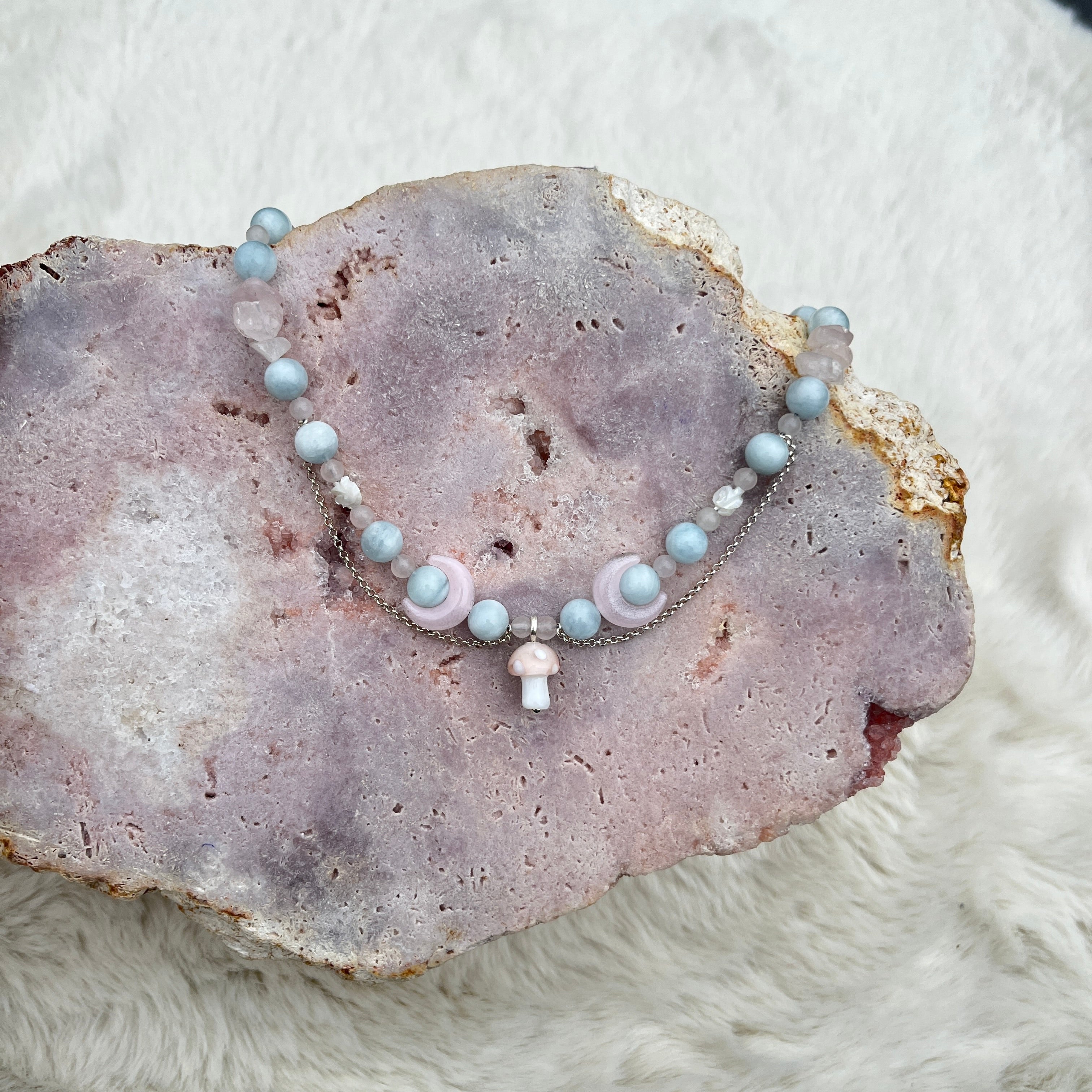 Collier mit Glas Pilz, rosenquarz, aquamarin, süßwasserperlen, glas Mond