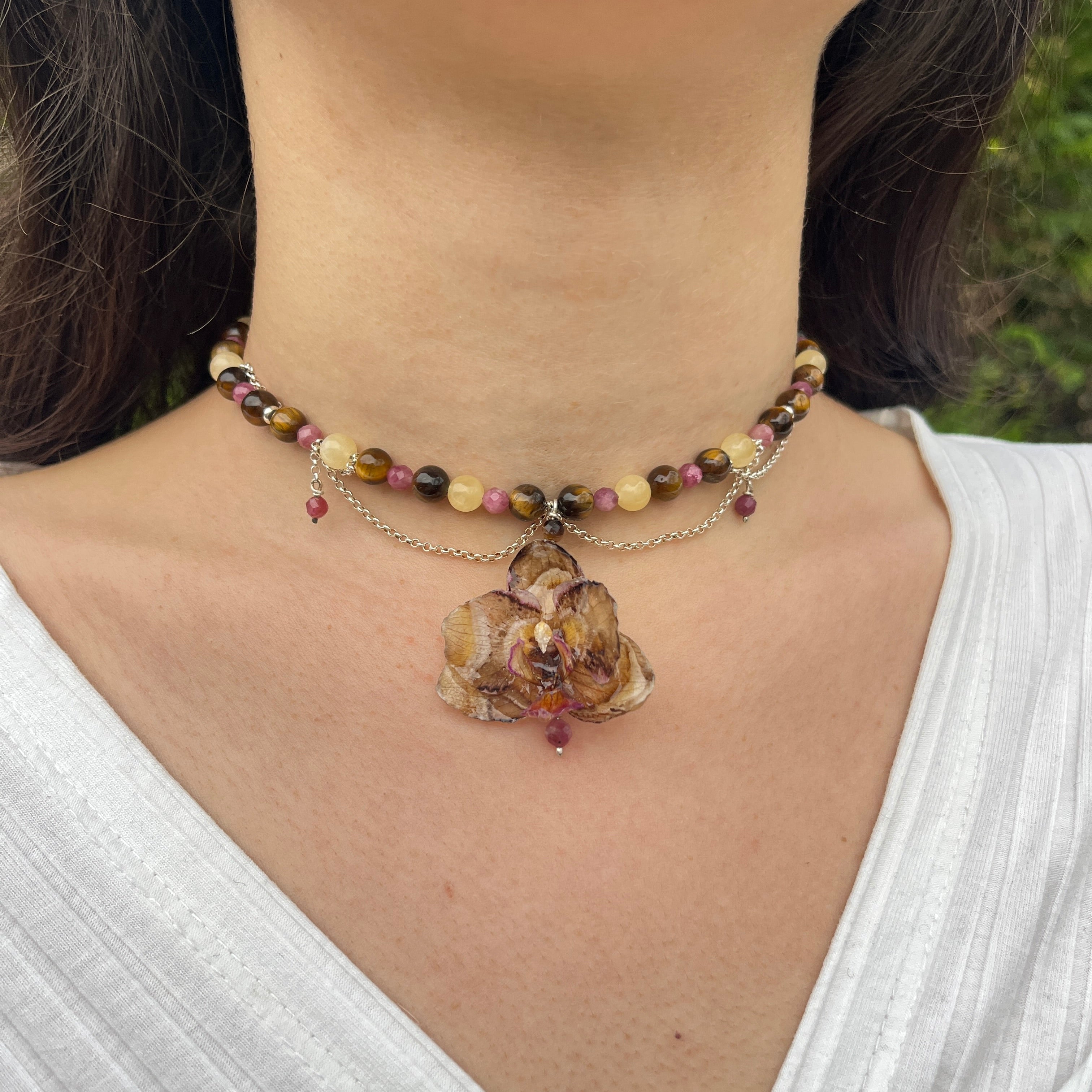 Collier mit Orchidee, pinkem Turmalin, Tigerauge und gelbem Calcit