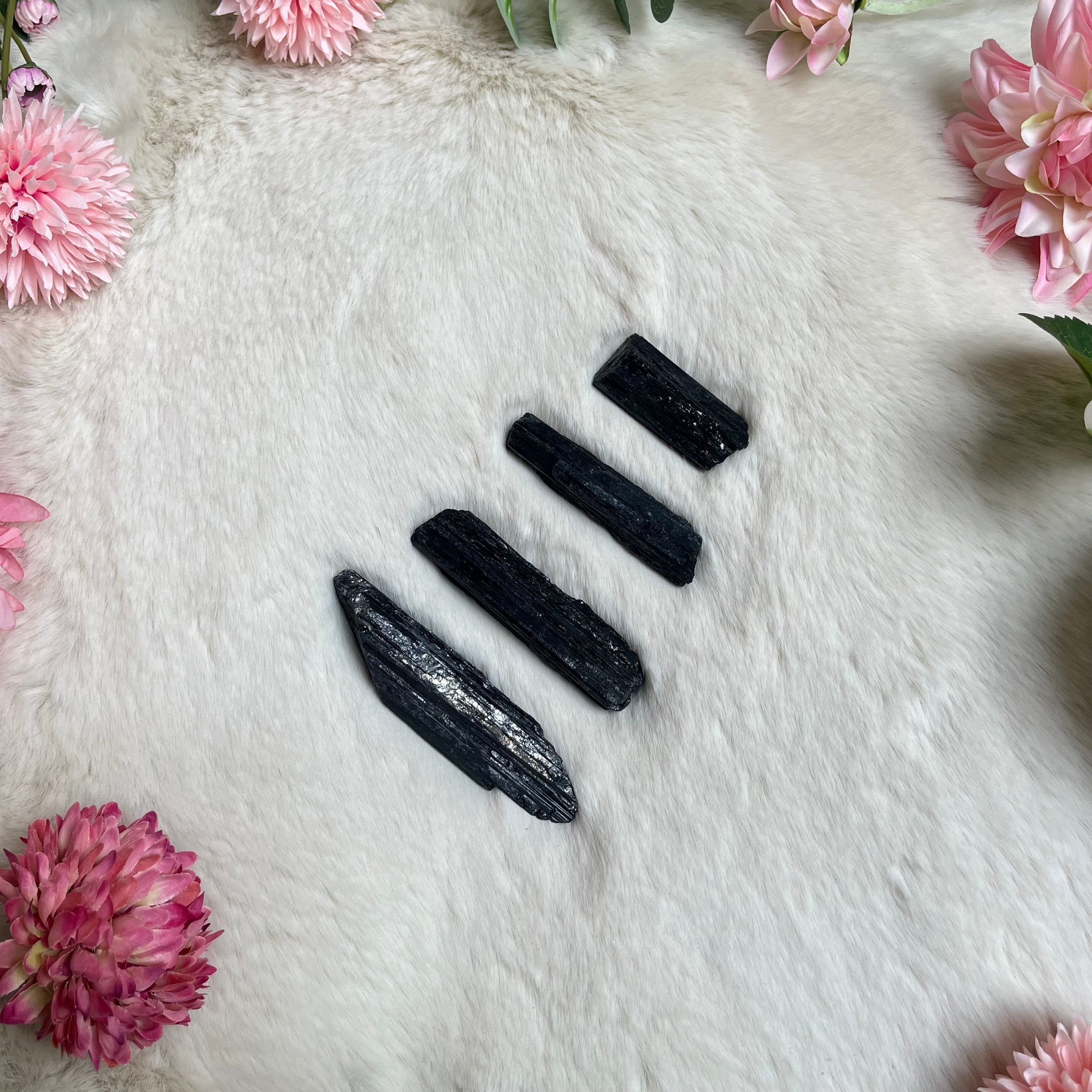 Schwarzer Turmalin Rohstein 200-203