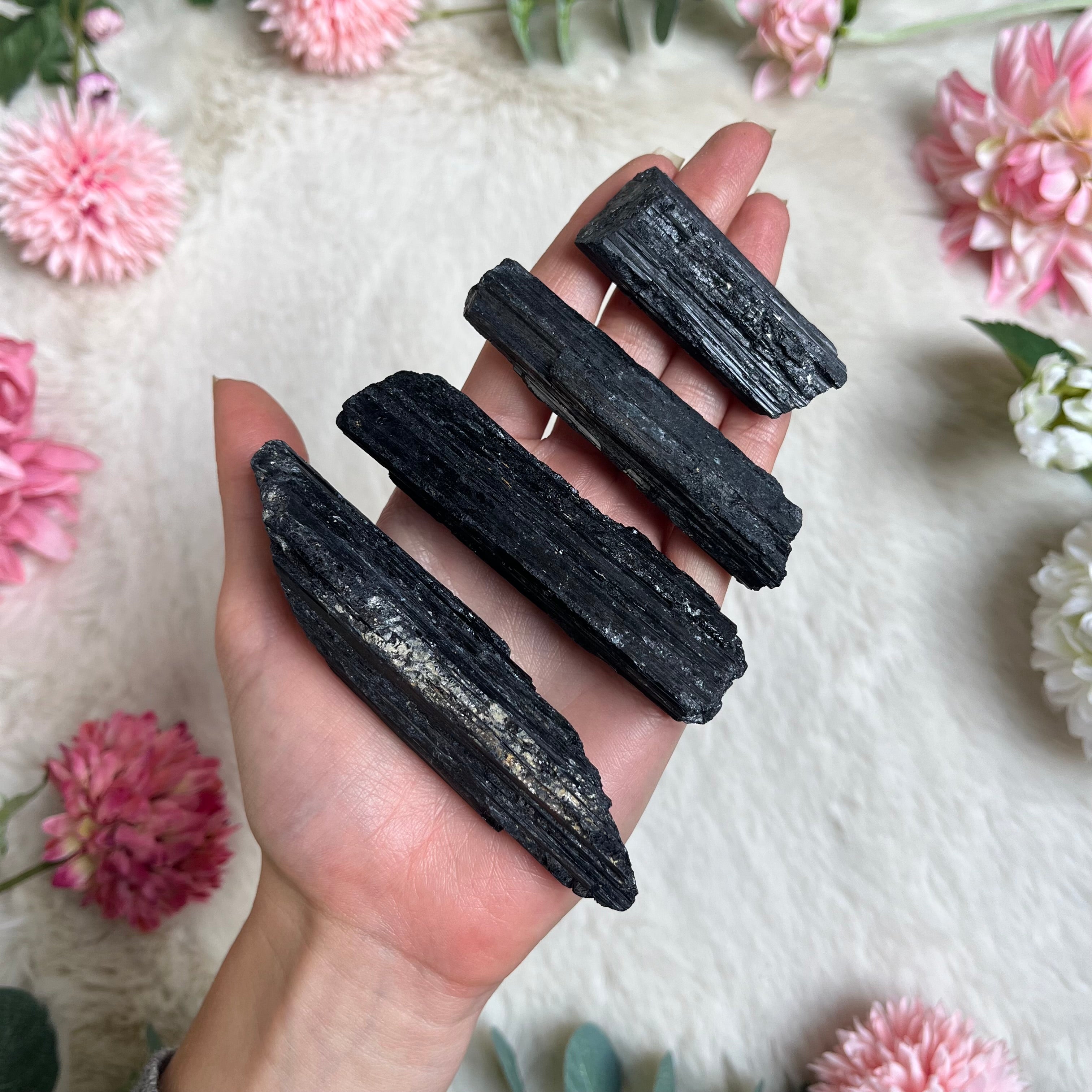 Schwarzer Turmalin Rohstein 200-203