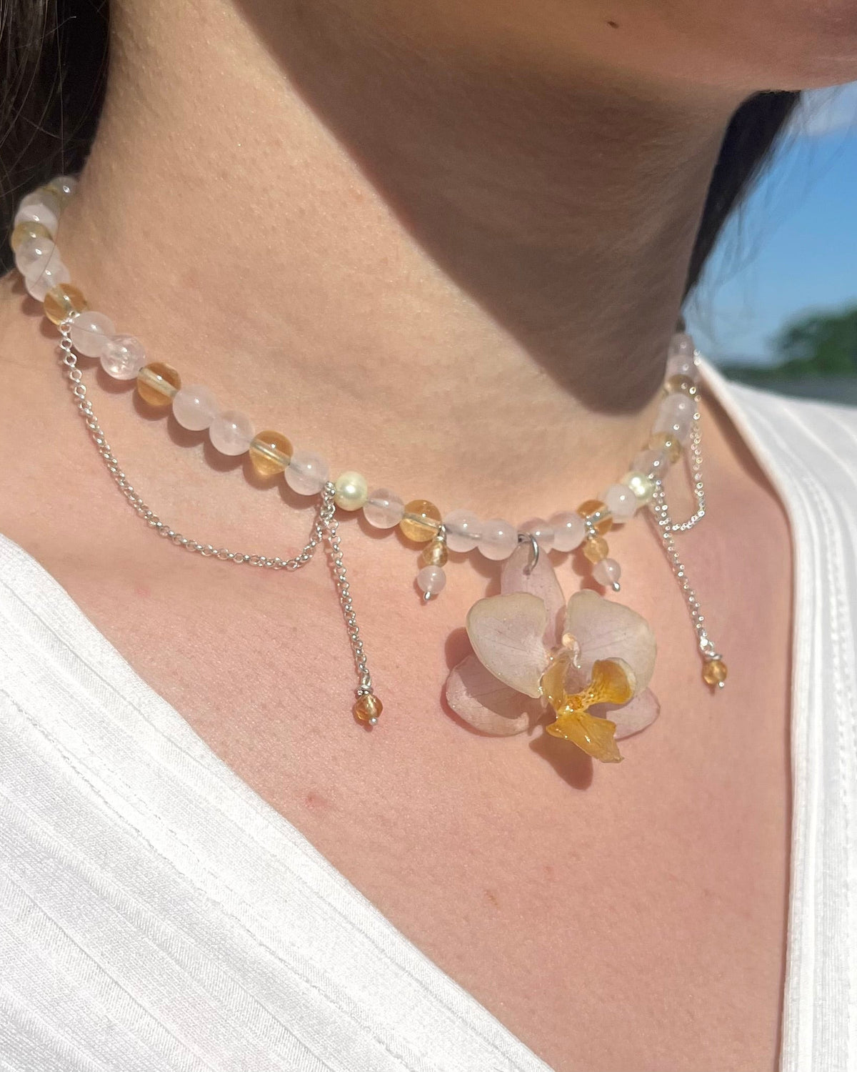 Collier mit Orchidee, Rosenquarz, Citrin, Süßwasserperle
