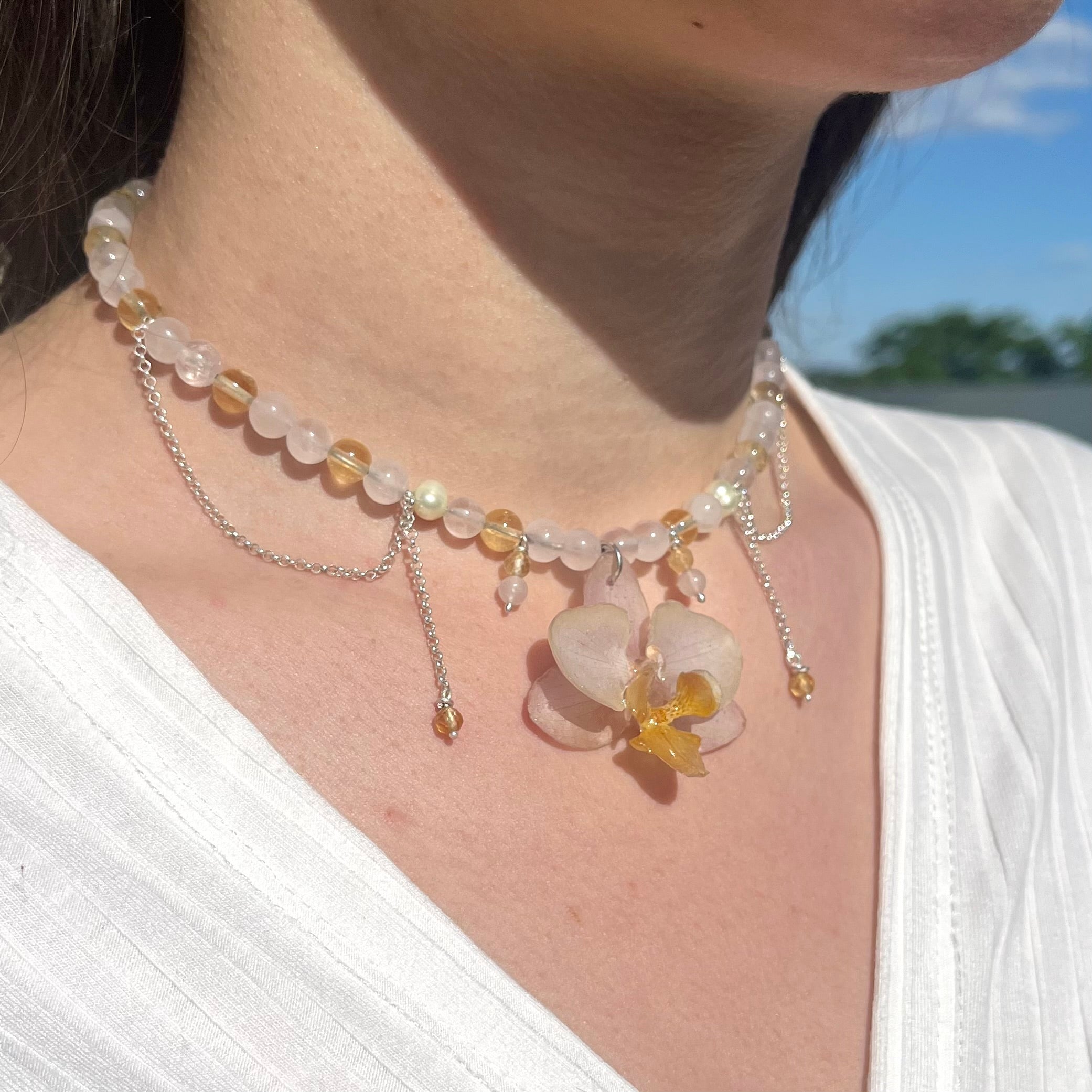 Collier mit Orchidee, Rosenquarz, Citrin, Süßwasserperle
