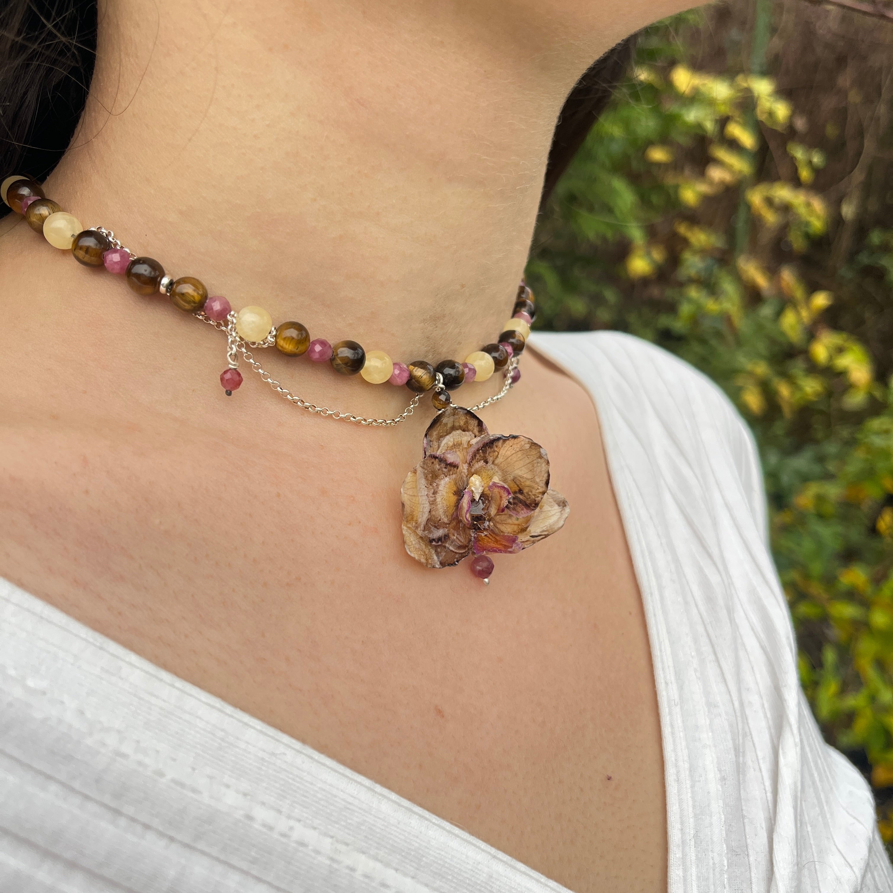 Collier mit Orchidee, pinkem Turmalin, Tigerauge und gelbem Calcit