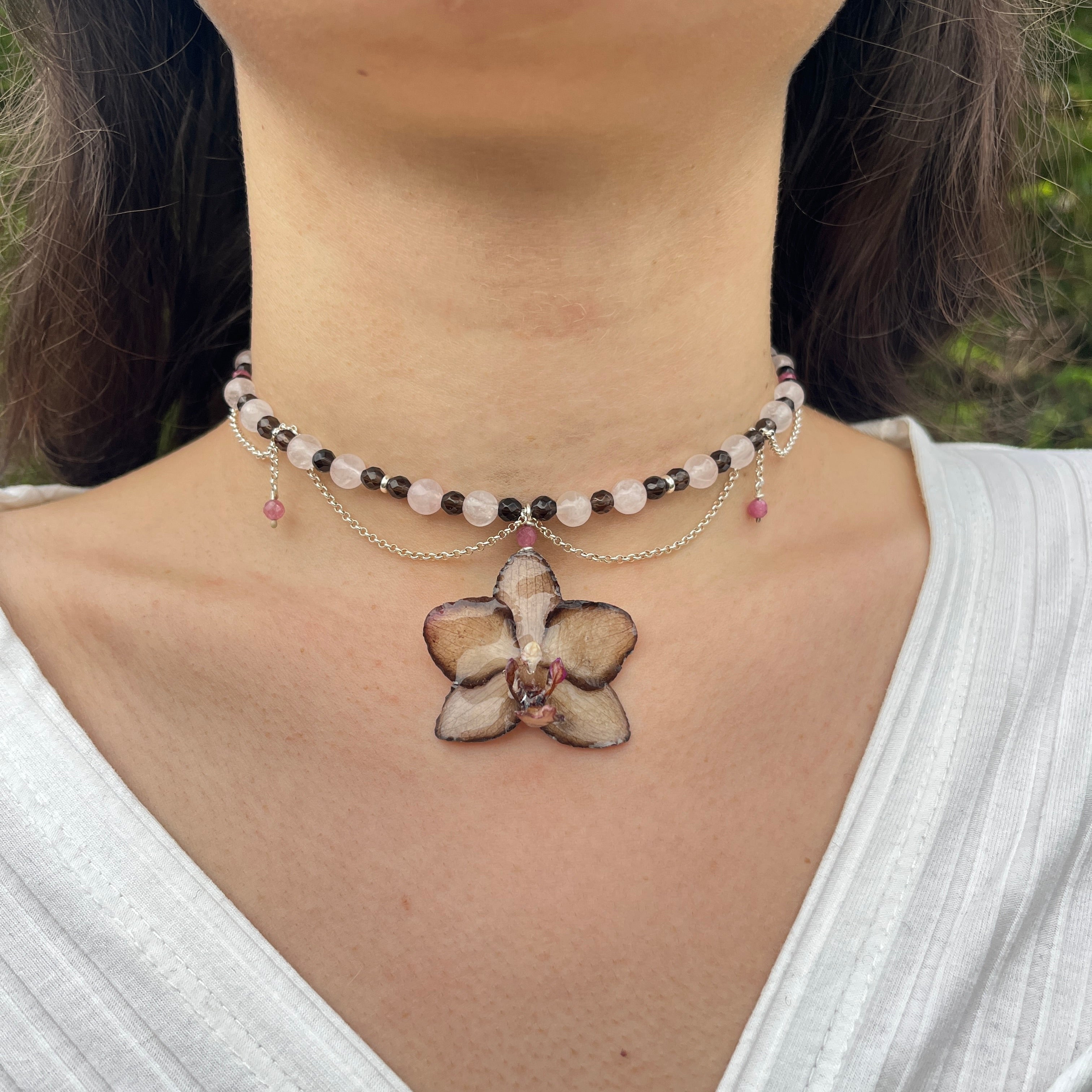 Collier mit Orchidee, rosenquarz, rauchquarz, pinker turmalin