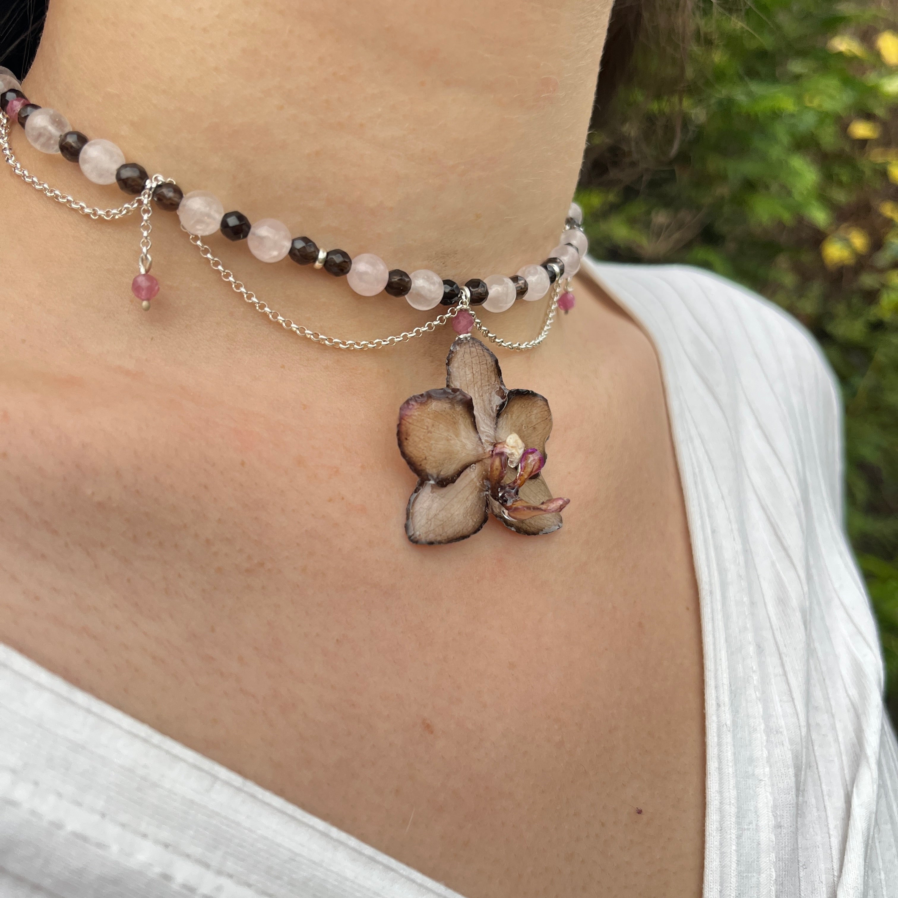 Collier mit Orchidee, rosenquarz, rauchquarz, pinker turmalin