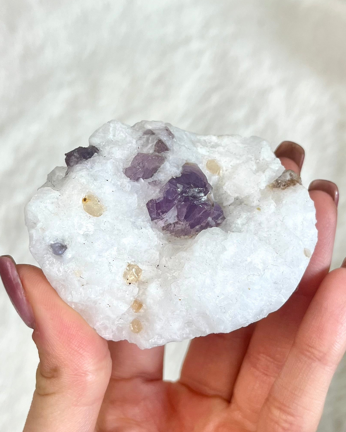 Lila Spinel auf Quarz 163