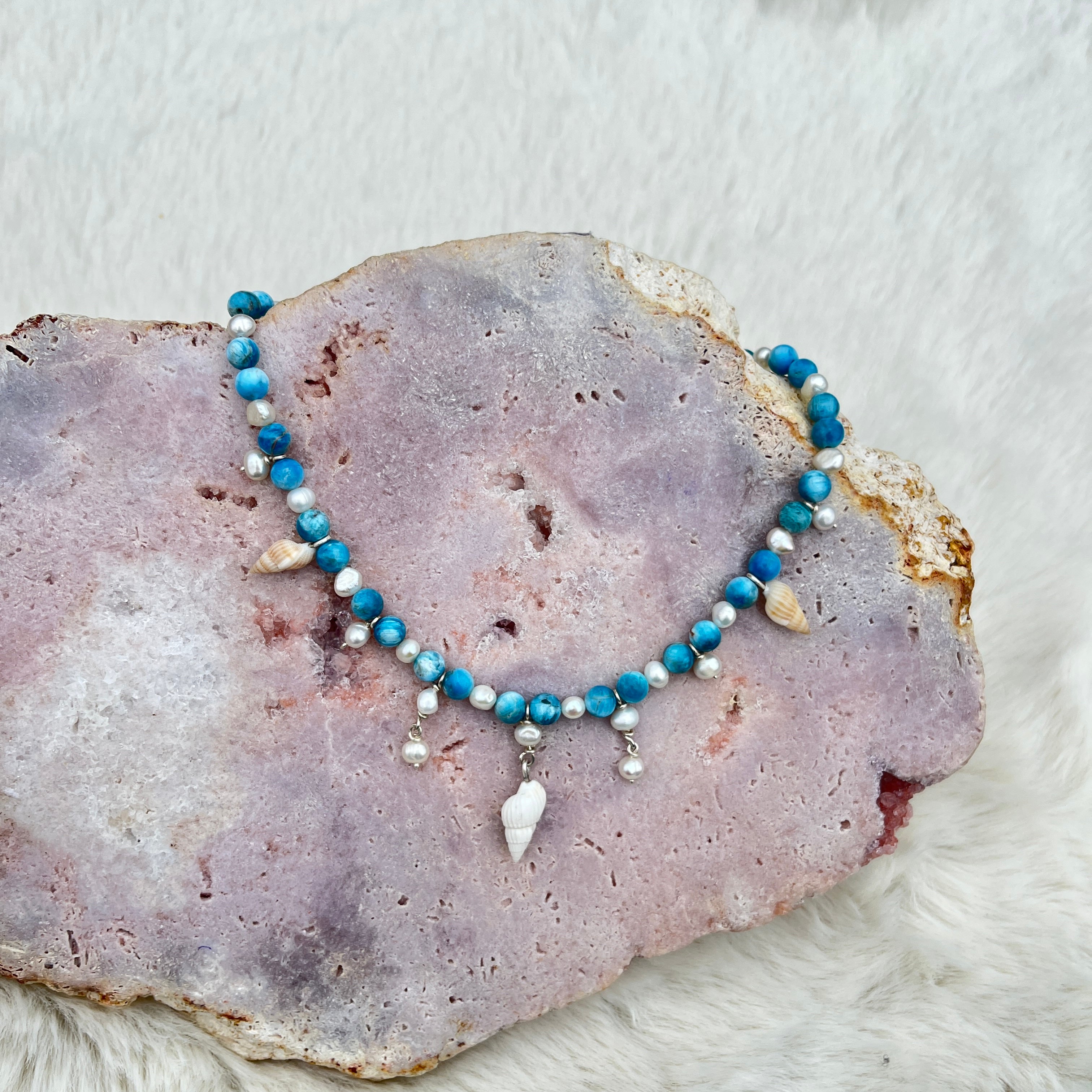 Collier mit Muschel, Apatit, süßwasser perlen