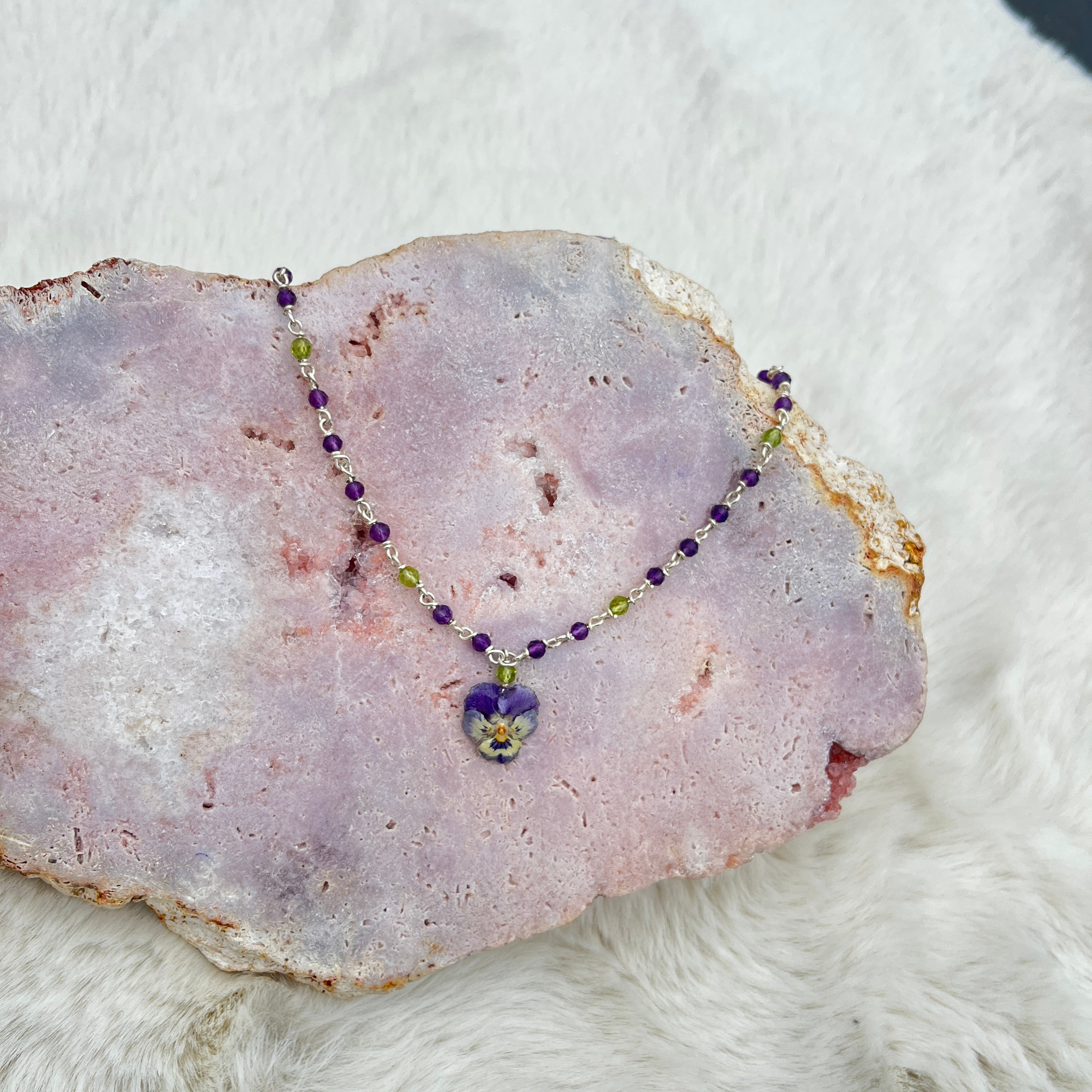 Collier mit Stiefmütterchen, Amethyst, Peridot