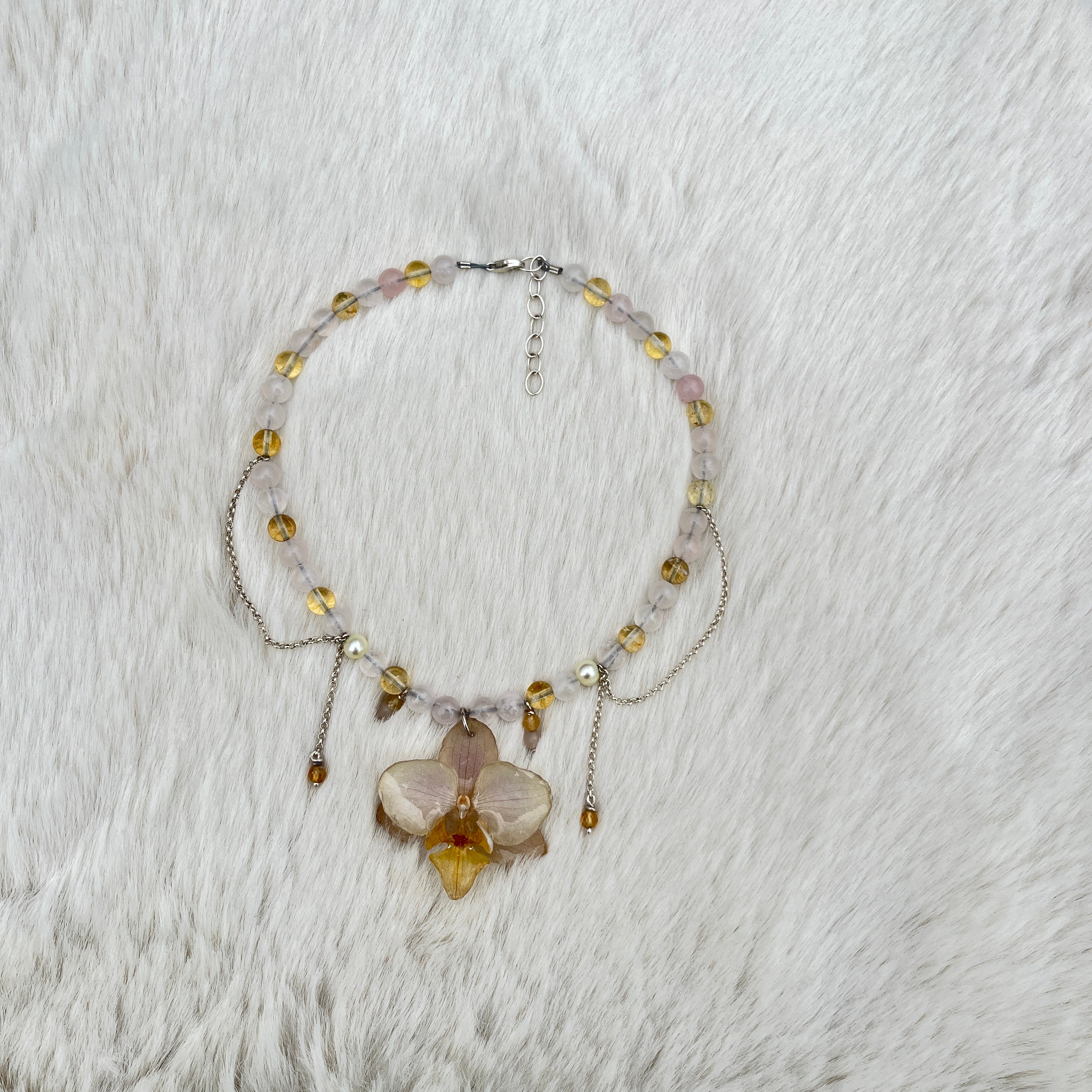 Collier mit Orchidee, Rosenquarz, Citrin, Süßwasserperle