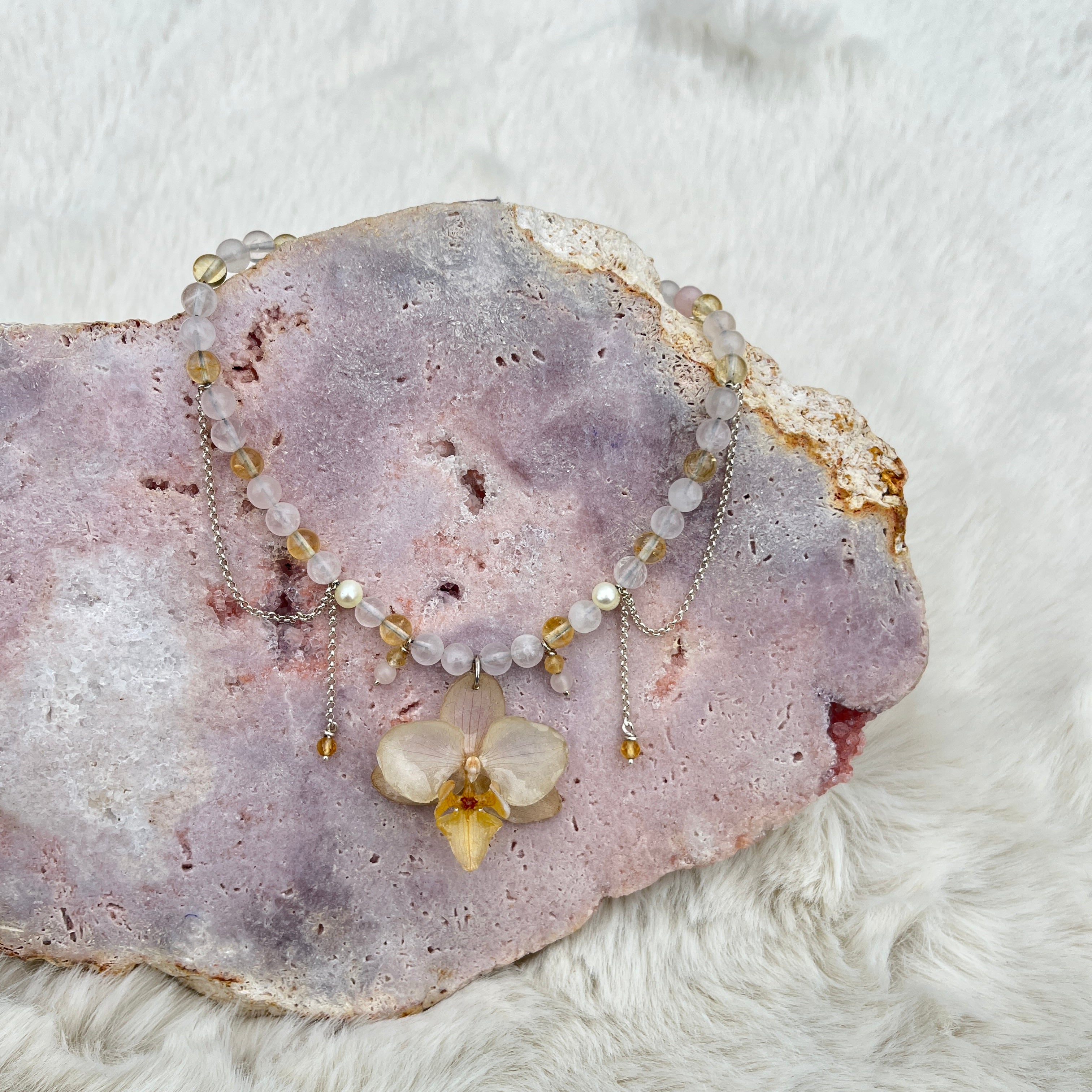 Collier mit Orchidee, Rosenquarz, Citrin, Süßwasserperle