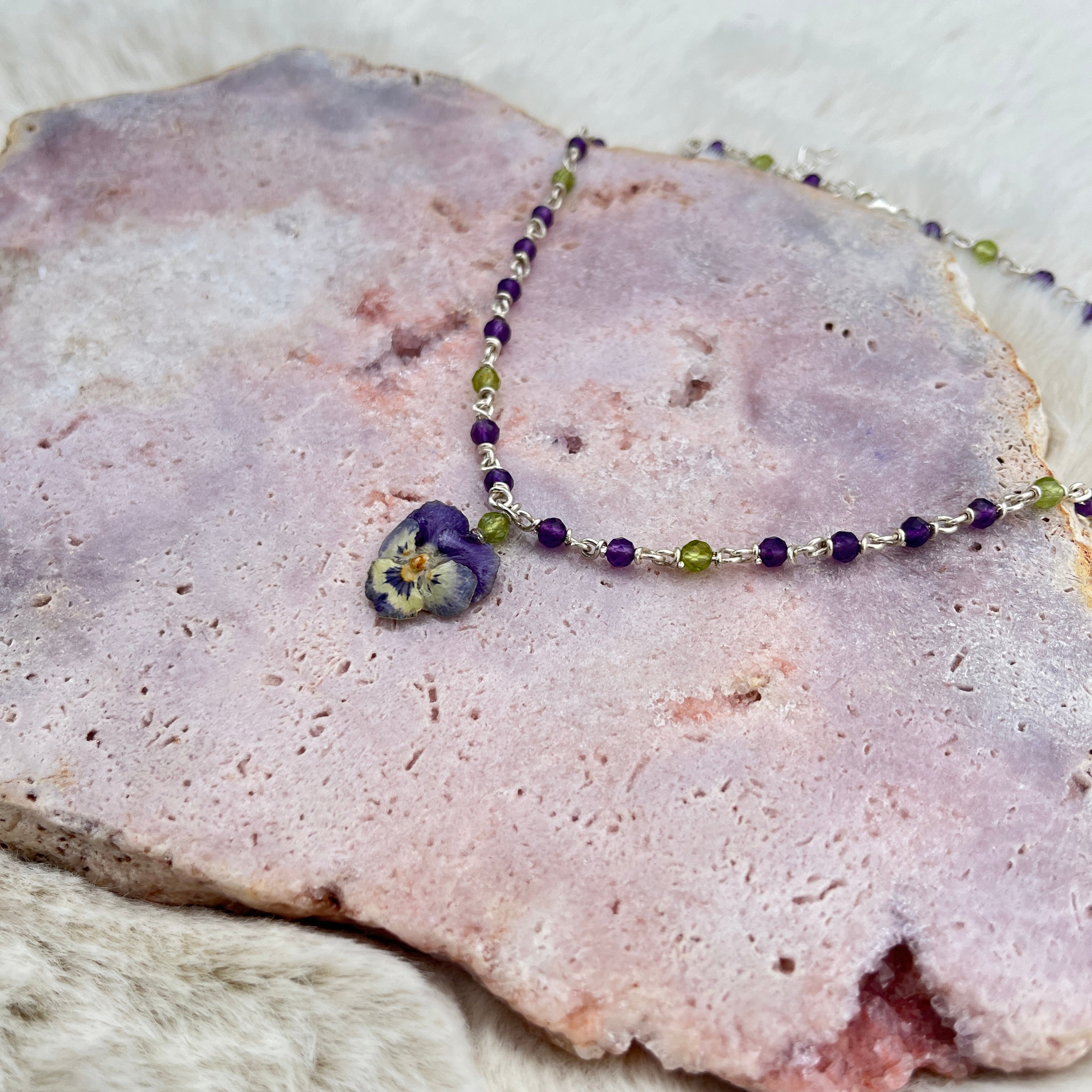 Collier mit Stiefmütterchen, Amethyst, Peridot