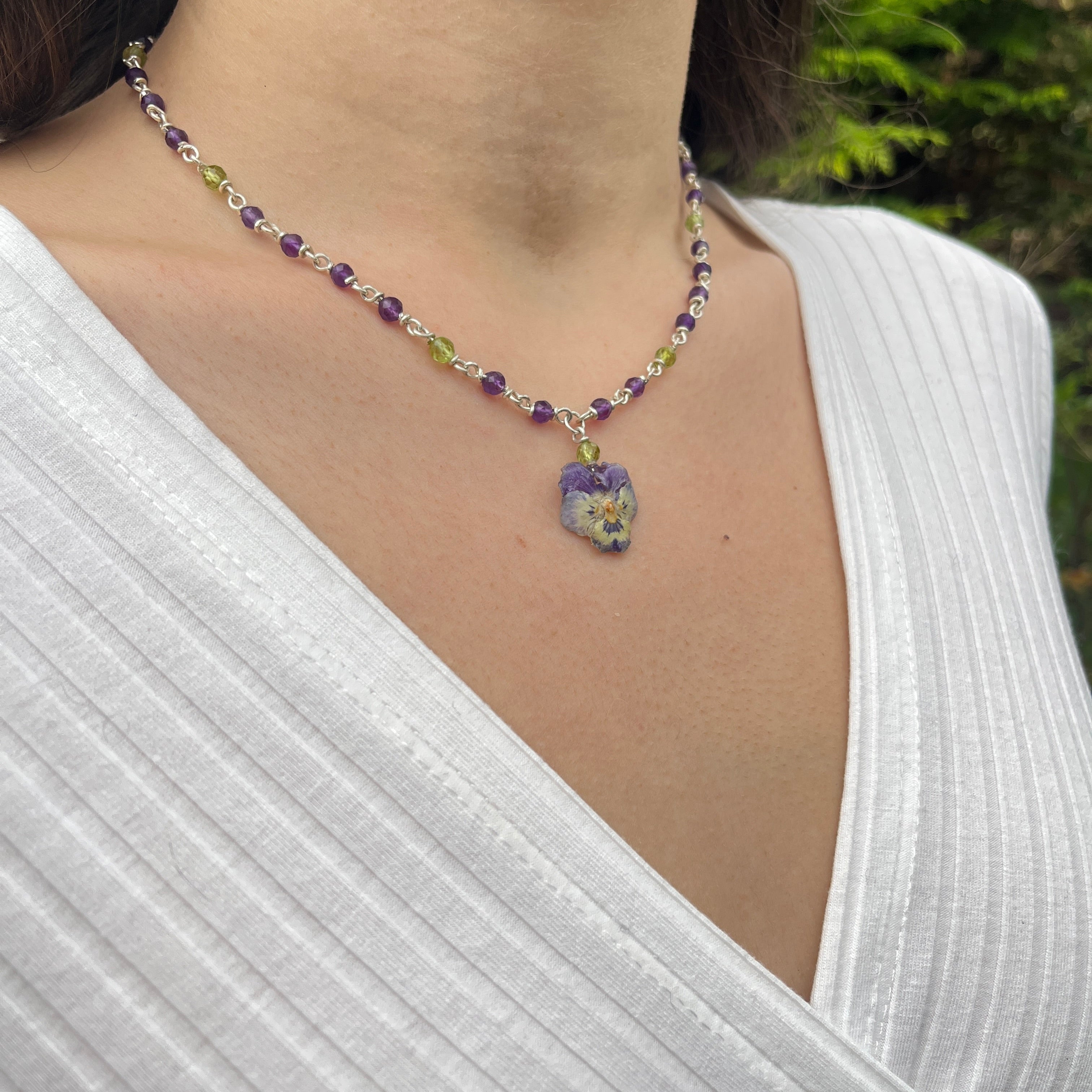 Collier mit Stiefmütterchen, Amethyst, Peridot