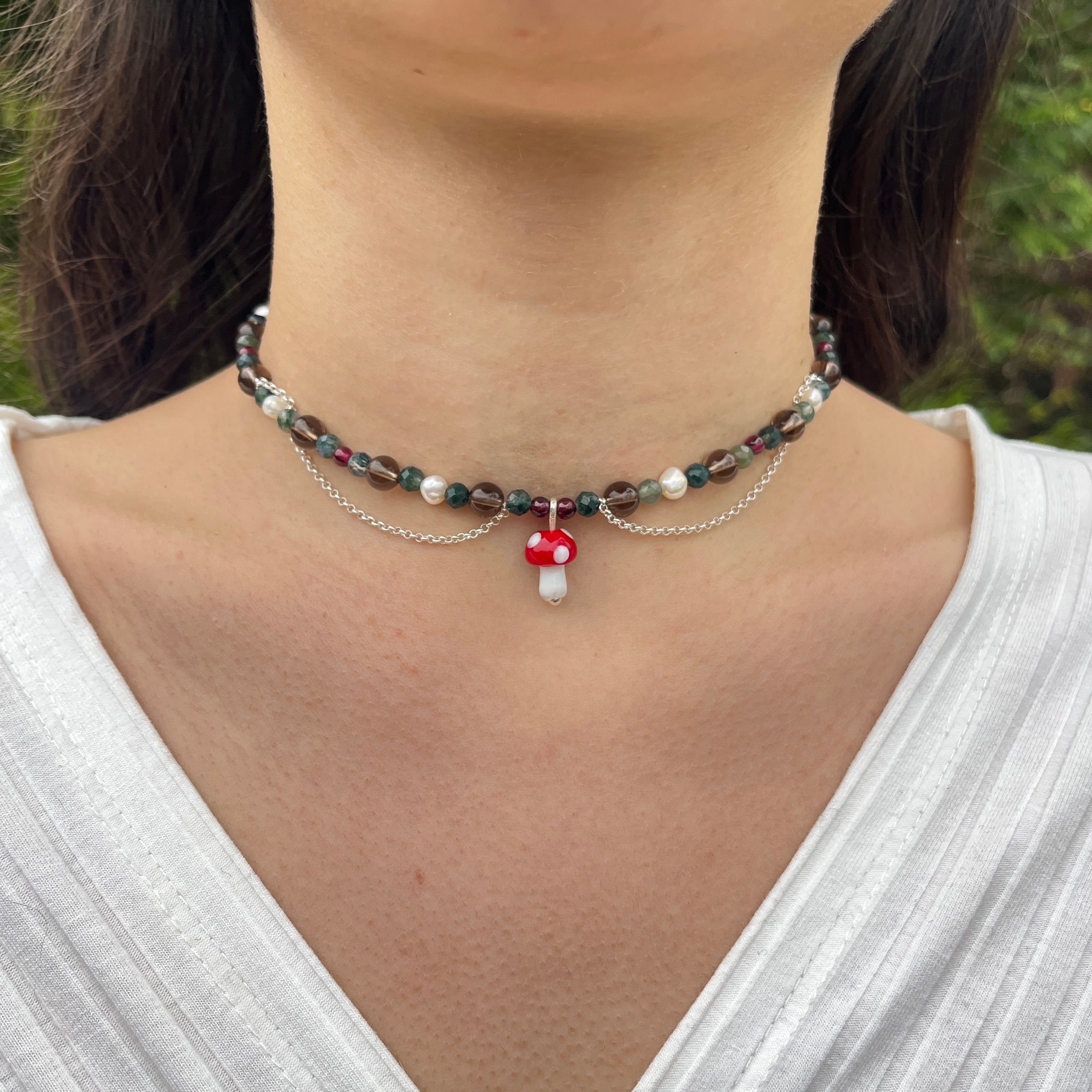 Collier mit Glas Pilz, Granat, Rauchquarz, süßwasserperlen, moosachat