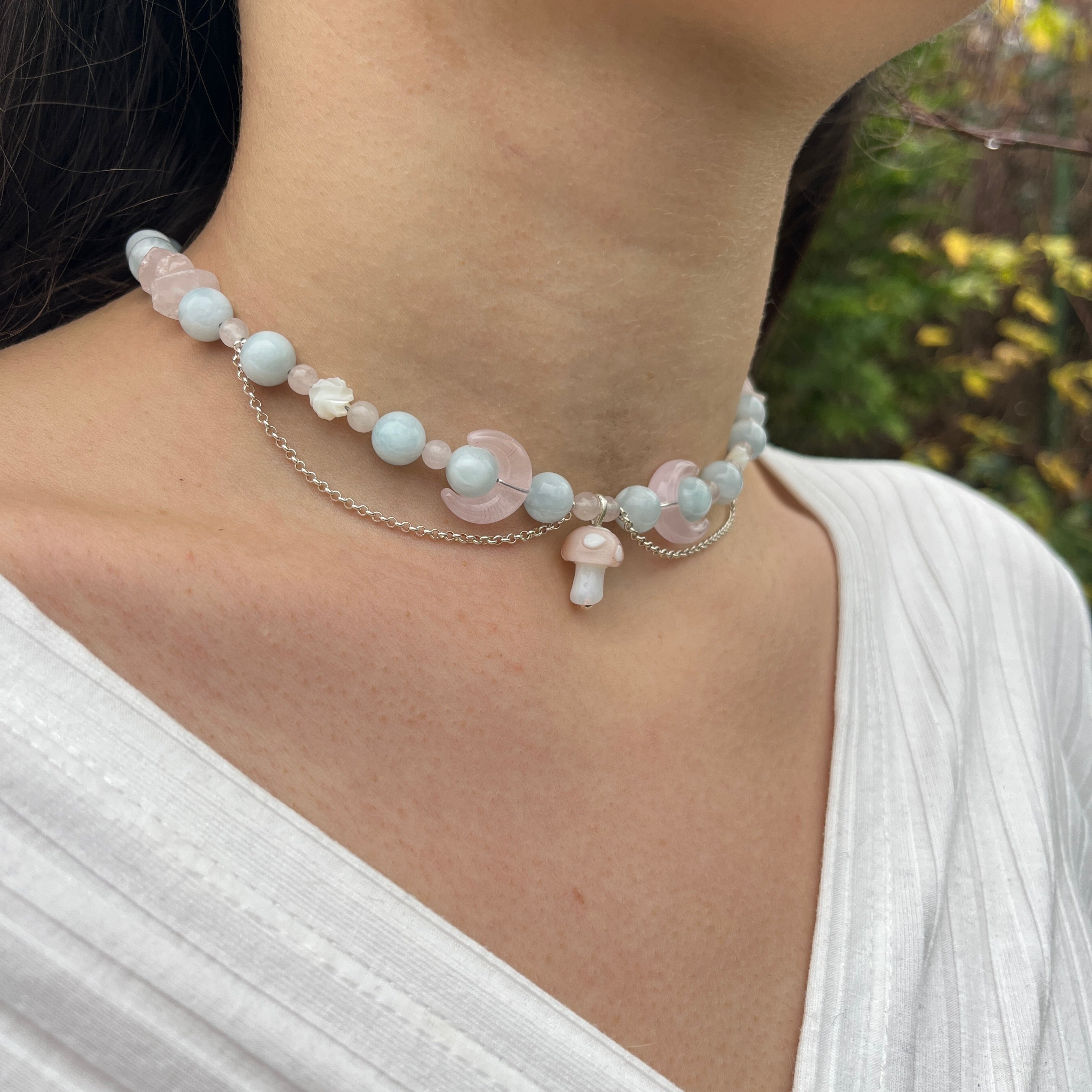 Collier mit Glas Pilz, rosenquarz, aquamarin, süßwasserperlen, glas Mond