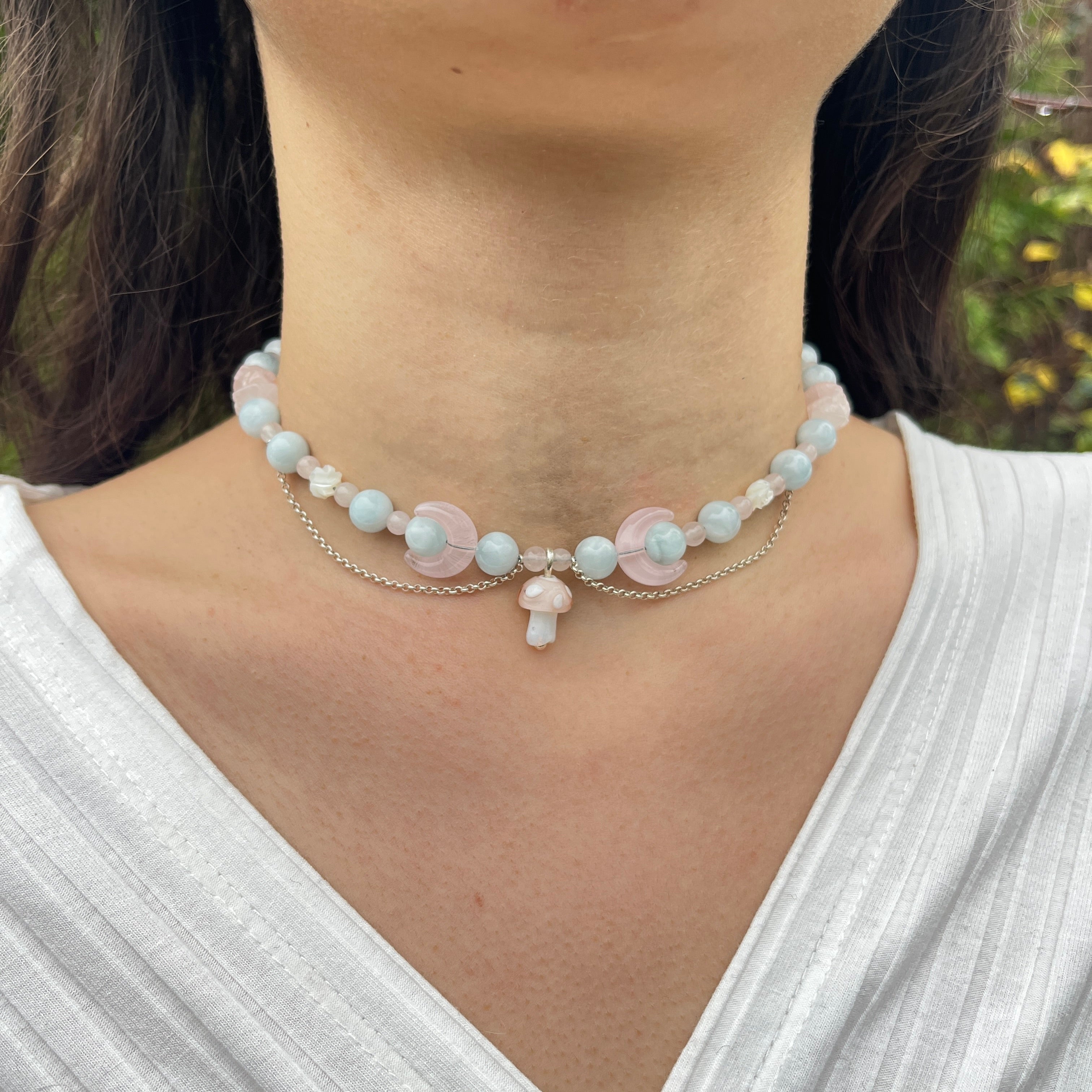 Collier mit Glas Pilz, rosenquarz, aquamarin, süßwasserperlen, glas Mond