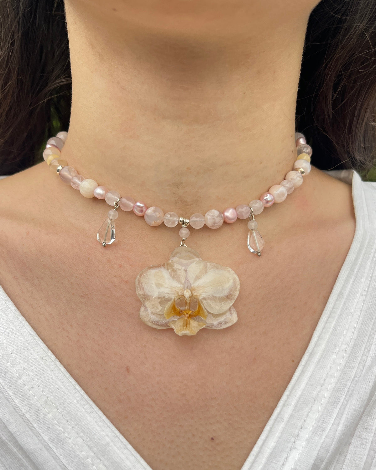 Collier mit Orchidee, rosenquarz, Blumenachat, calcit, süßwasserperlen, bergkristall