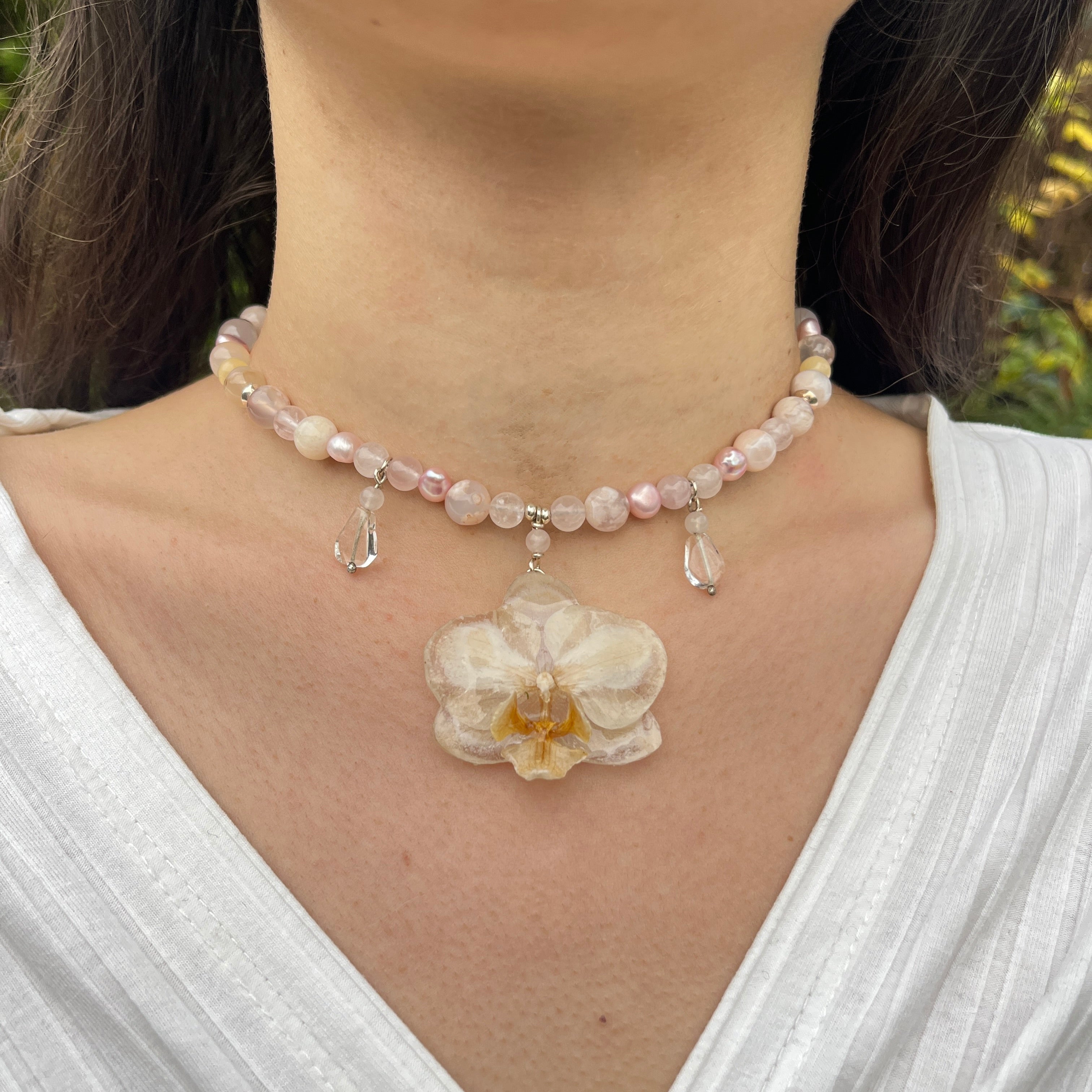 Collier mit Orchidee, rosenquarz, Blumenachat, calcit, süßwasserperlen, bergkristall
