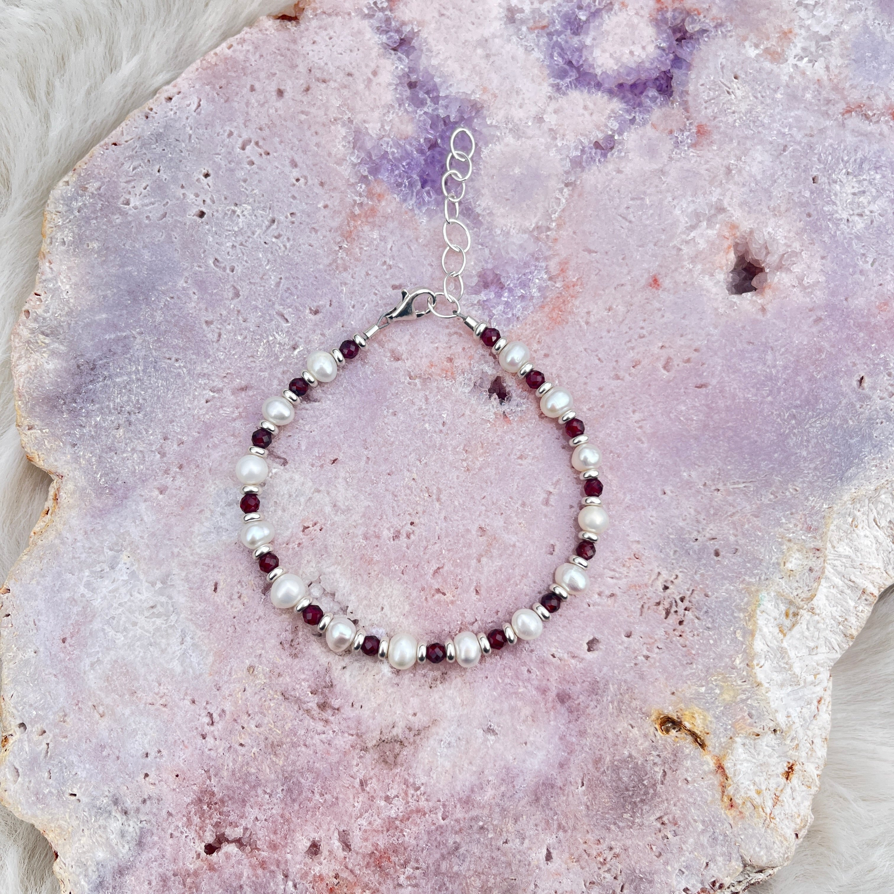 Perlen Armband mit rotem Granat