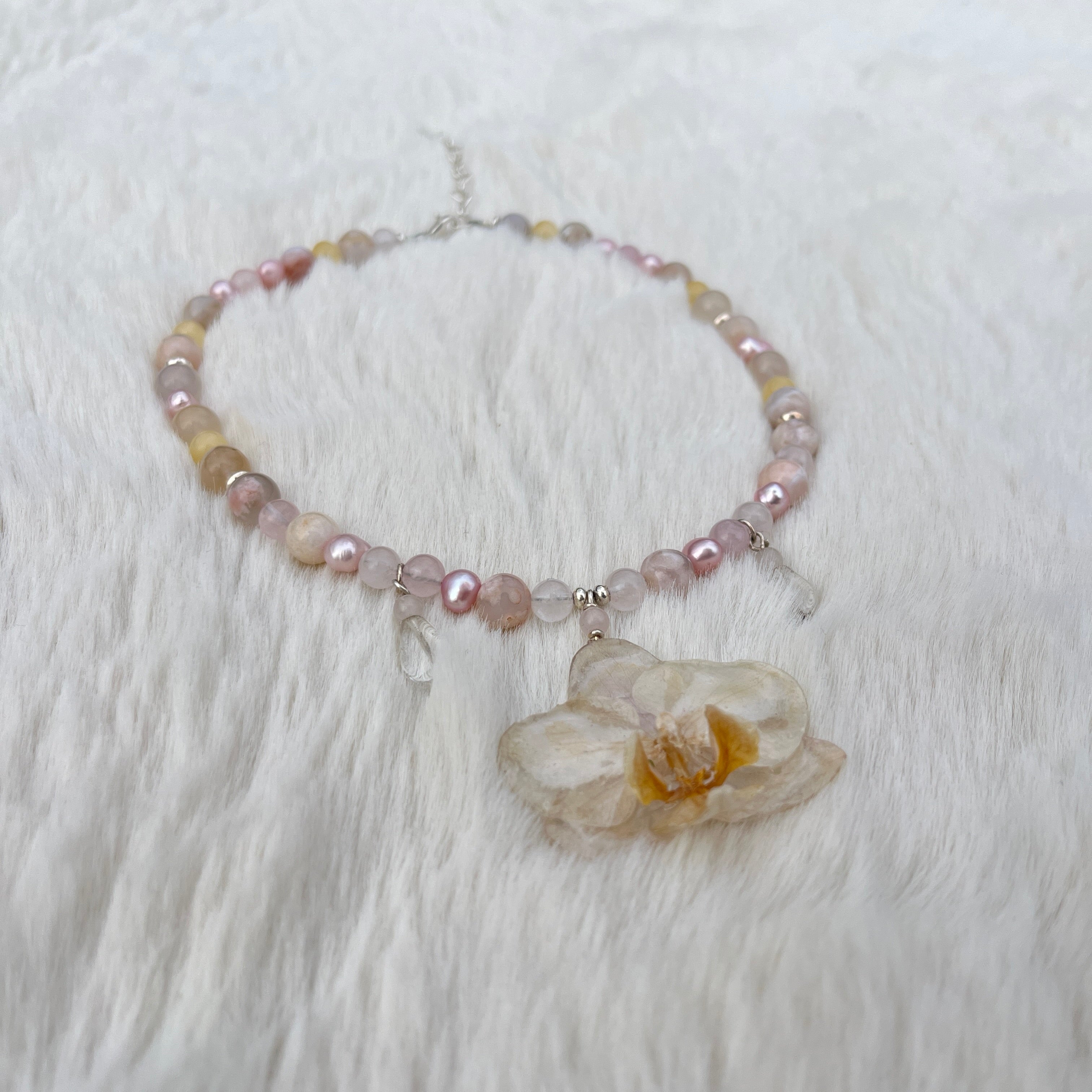 Collier mit Orchidee, rosenquarz, Blumenachat, calcit, süßwasserperlen, bergkristall