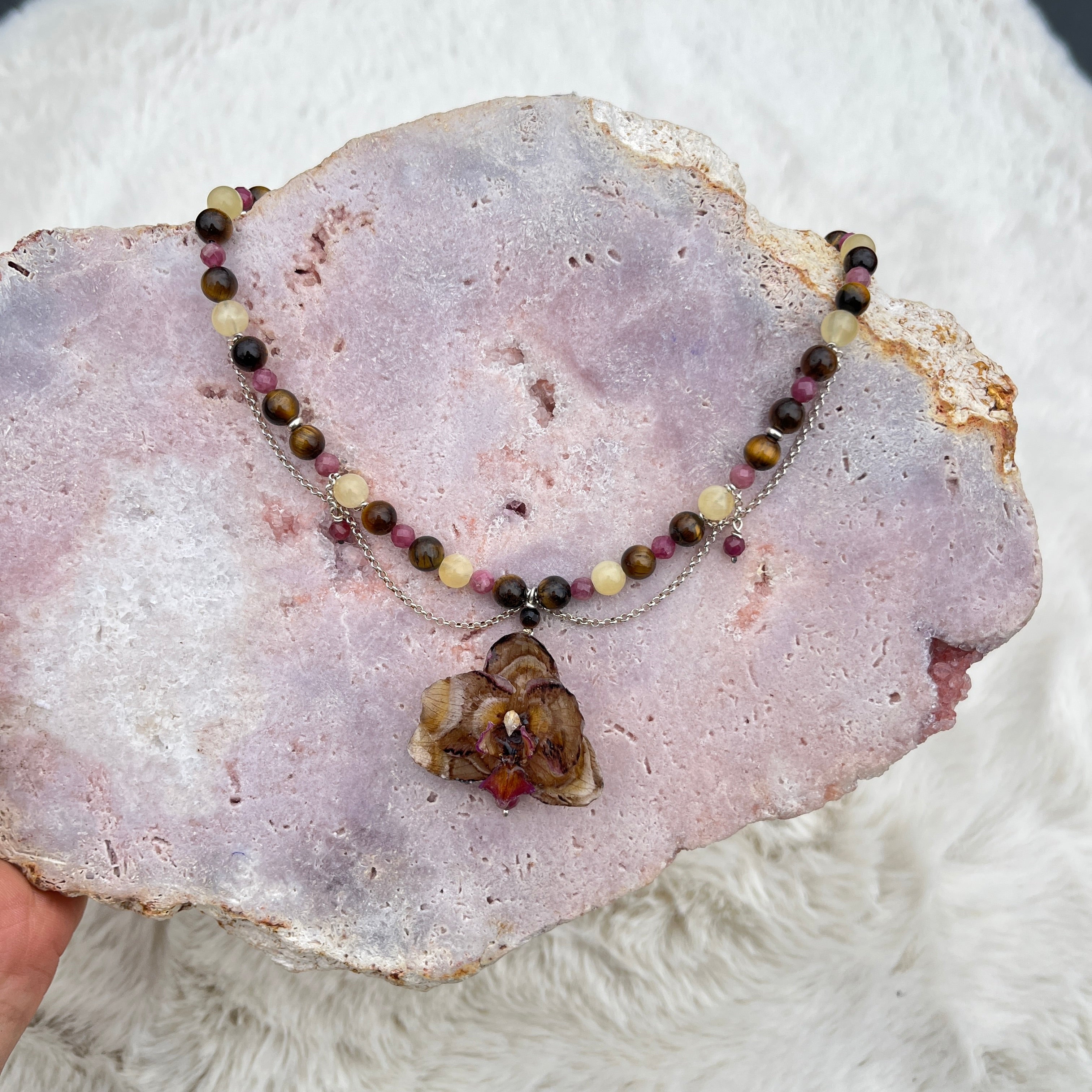 Collier mit Orchidee, pinkem Turmalin, Tigerauge und gelbem Calcit