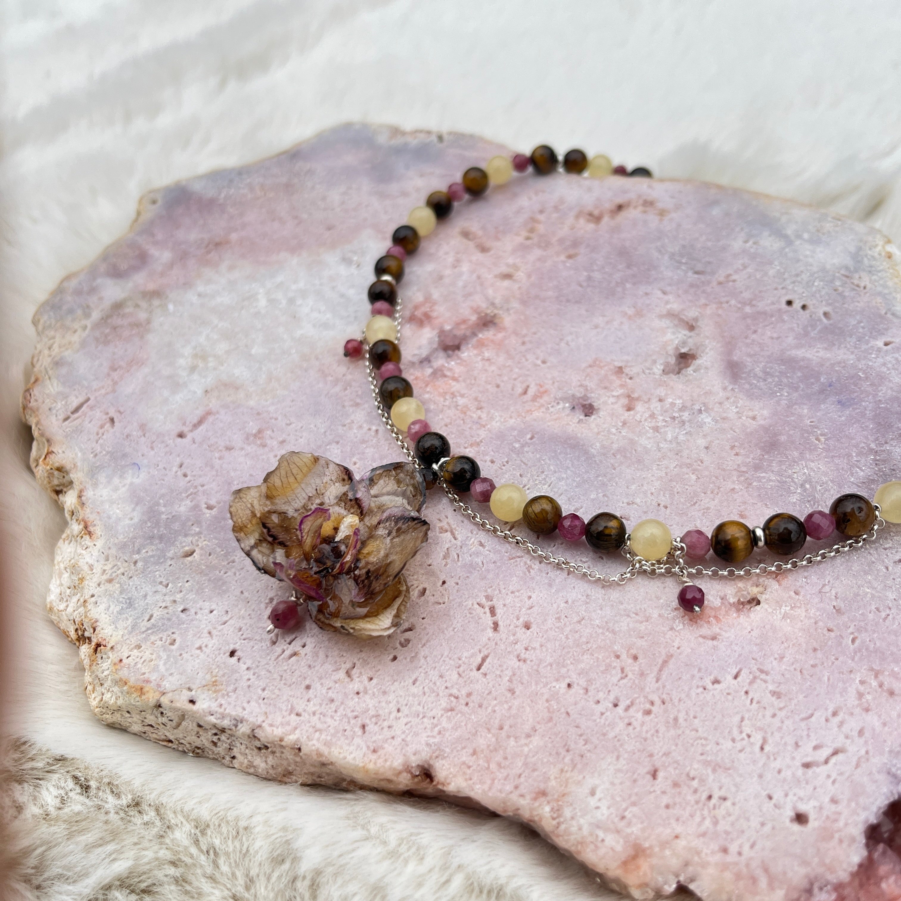 Collier mit Orchidee, pinkem Turmalin, Tigerauge und gelbem Calcit