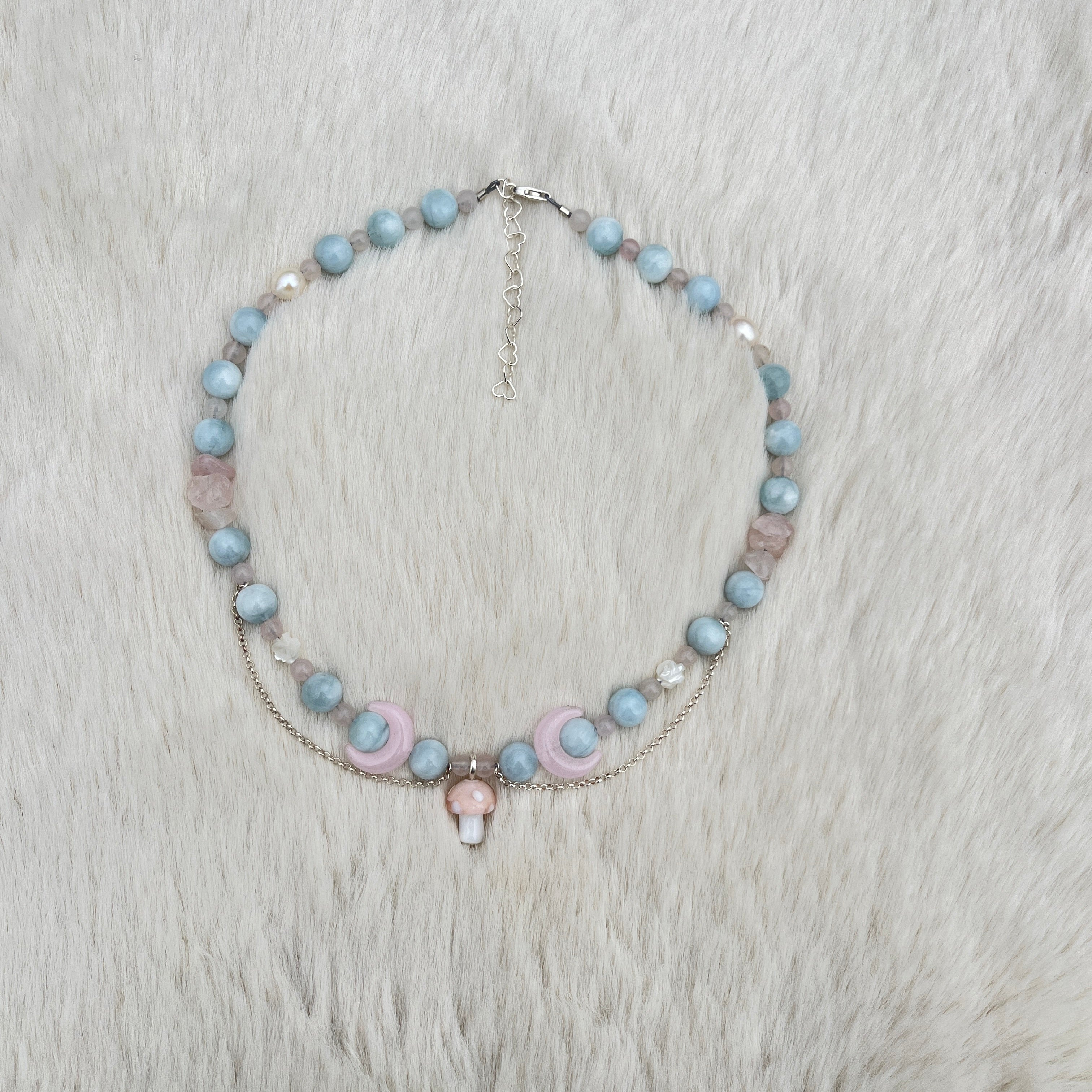 Collier mit Glas Pilz, rosenquarz, aquamarin, süßwasserperlen, glas Mond