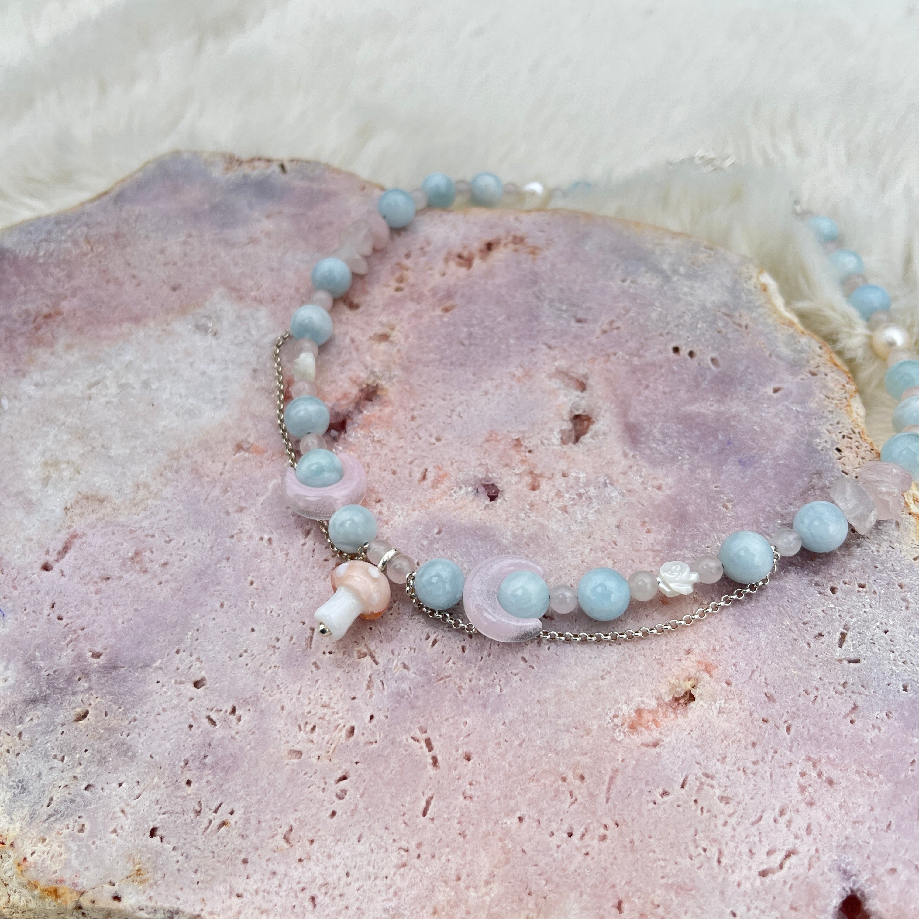 Collier mit Glas Pilz, rosenquarz, aquamarin, süßwasserperlen, glas Mond