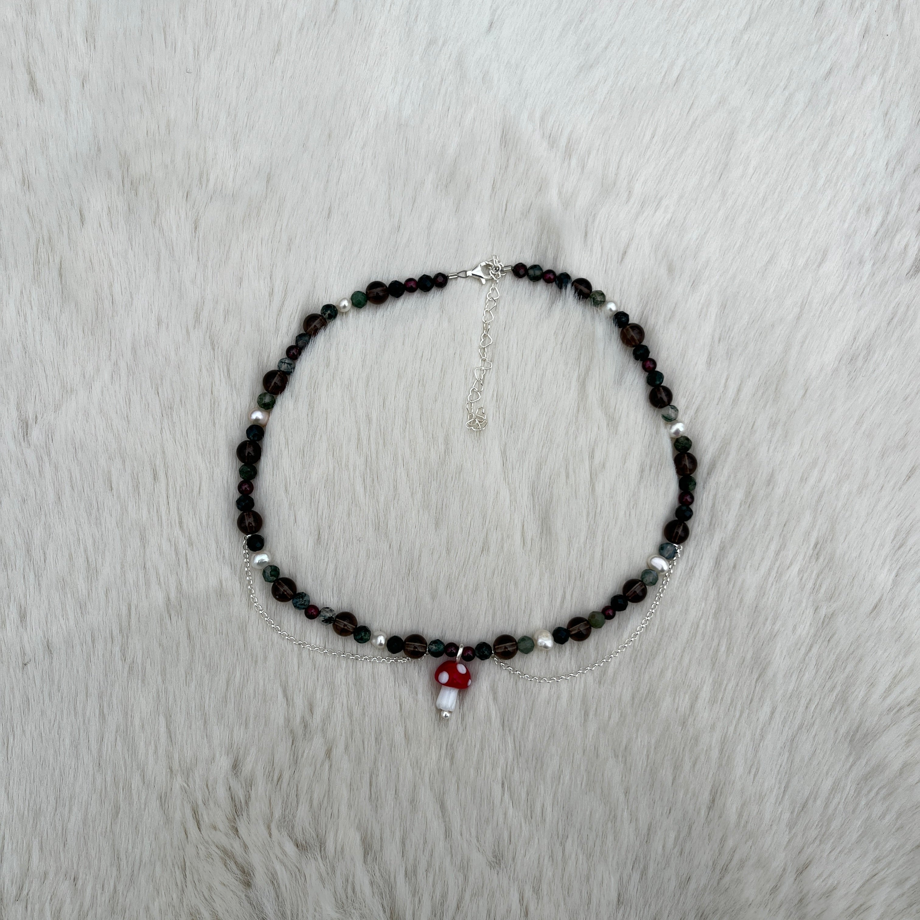Collier mit Glas Pilz, Granat, Rauchquarz, süßwasserperlen, moosachat