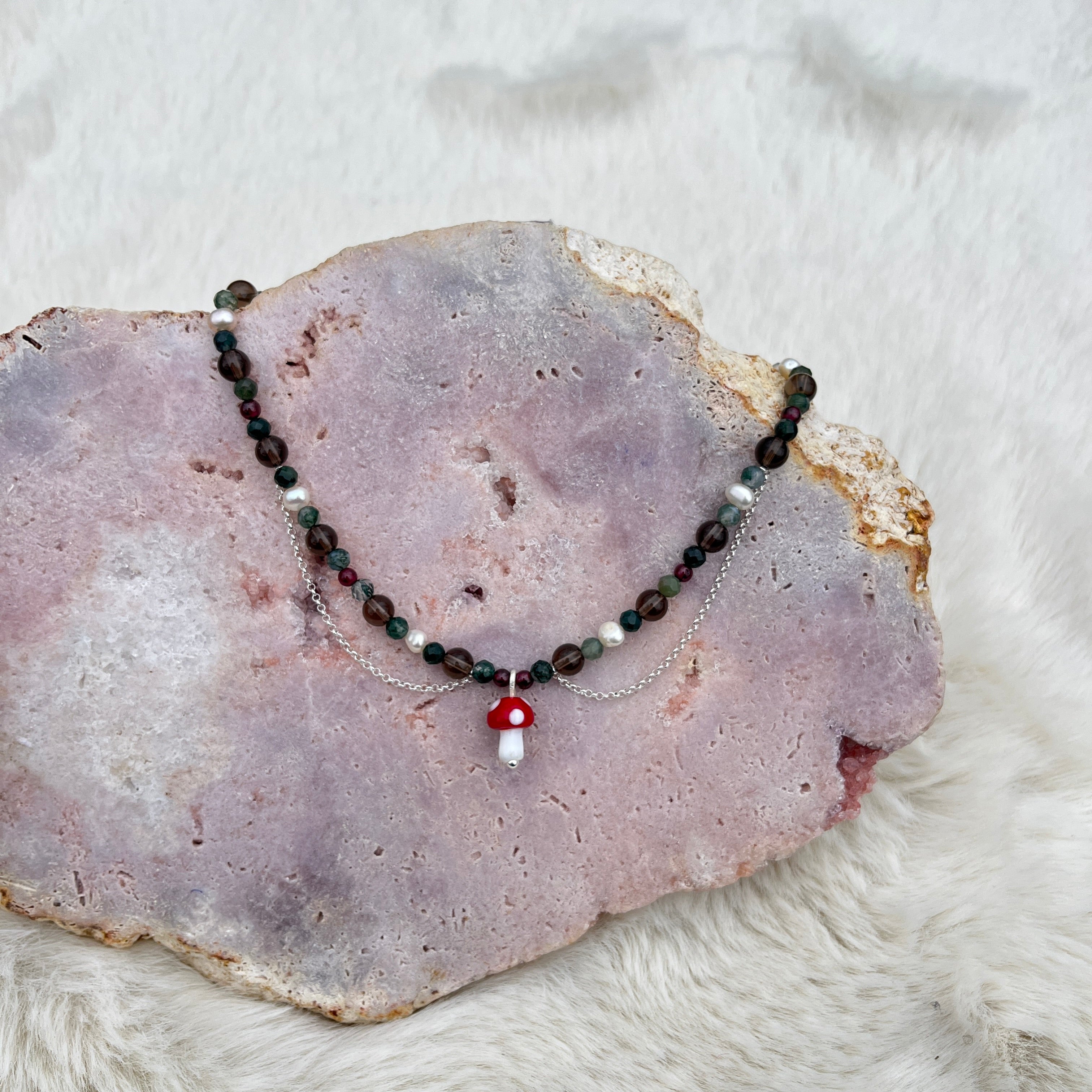 Collier mit Glas Pilz, Granat, Rauchquarz, süßwasserperlen, moosachat